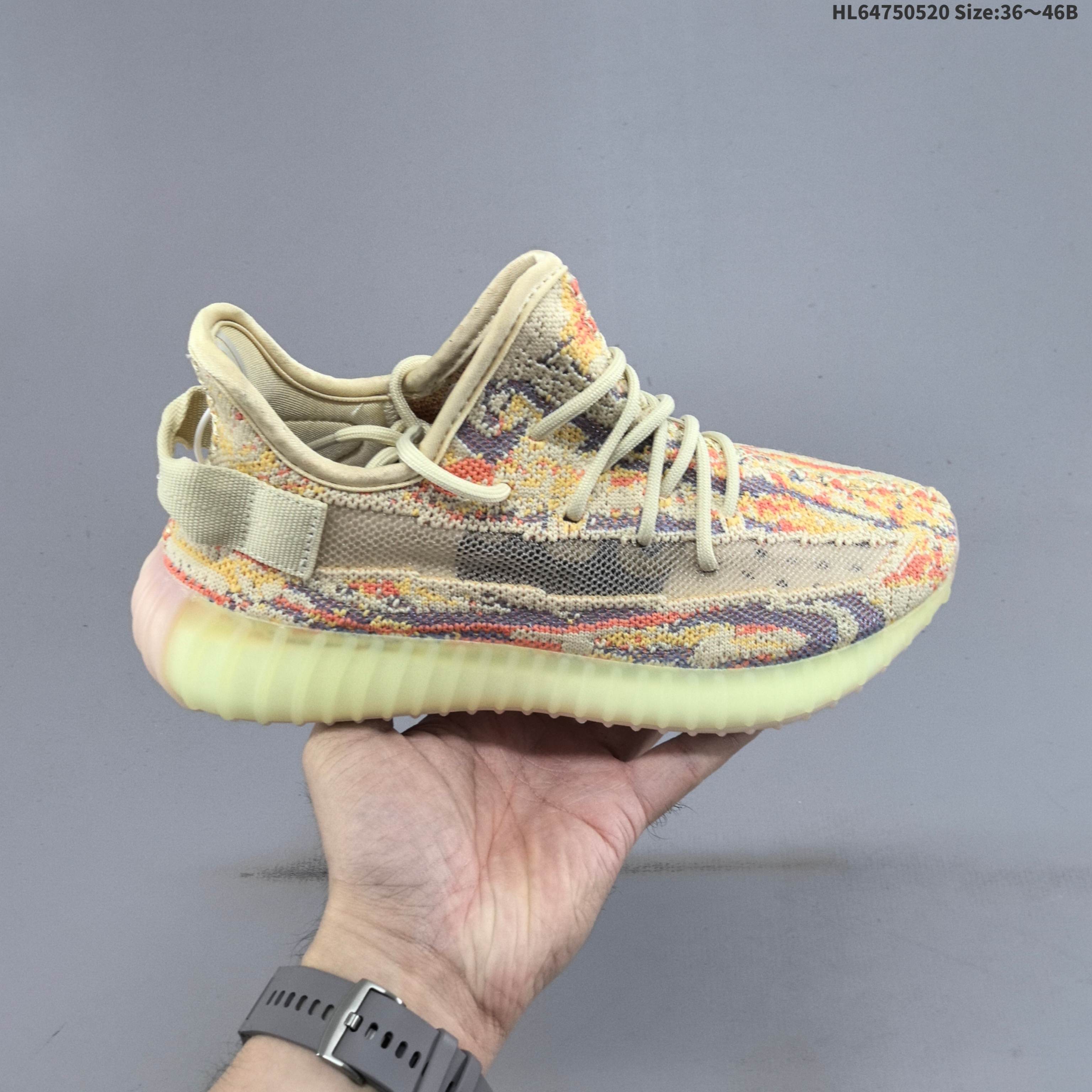 集合二 真爆✅联乘侃爷Kanye West x Adidas Yeezy Boost 350 V2 百搭轻便爆米花中底休闲运动慢跑鞋.采用Boost爆米花缓震材质. 货号: FZ5246 编码:HL64750520 B
