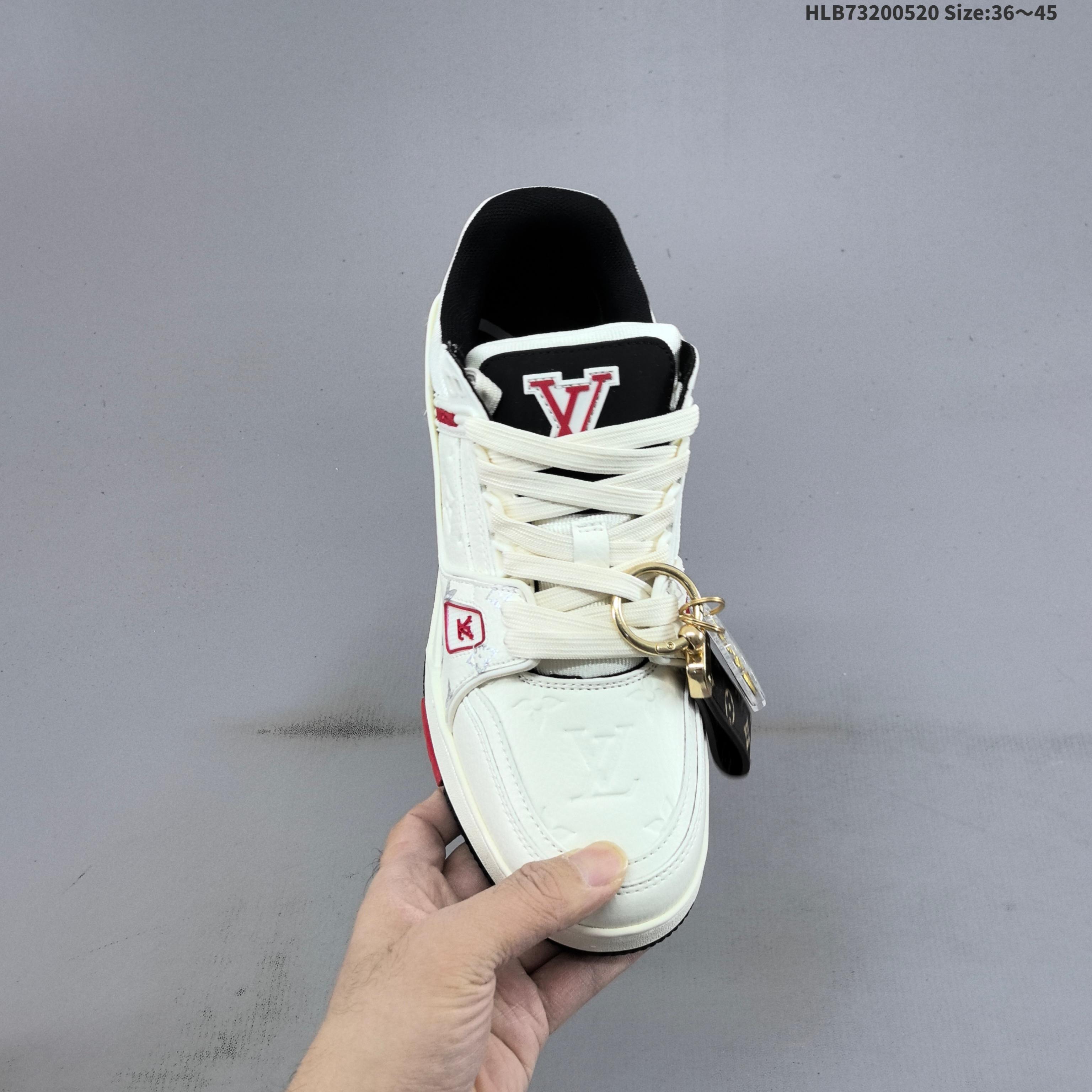 公司级路易威登 Louis Vuitton LV路易威登板鞋 时尚运动鞋潮厚底增高男鞋.舒适防滑底和百搭性霸屏整个时尚娱乐圈,细节调整完美主义!采用柔软皮革拼接鞋面,侧边采用3D打印标志性Logo 尽显贵族时尚气息,全新LV路易威登Louis vuitton Trainer Sneaker 休闲运动文化百搭板鞋. 编码:HLB73200520