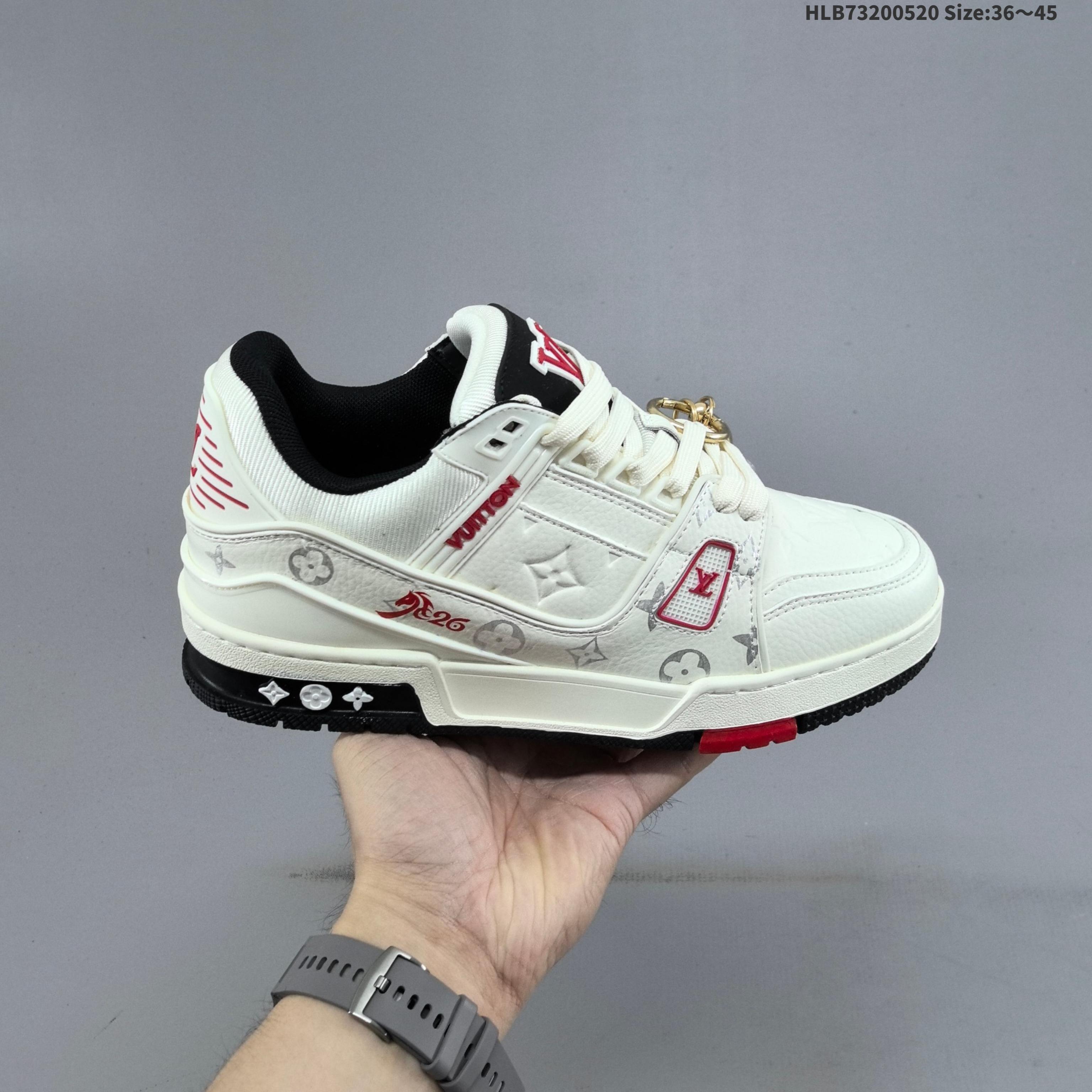 公司级路易威登 Louis Vuitton LV路易威登板鞋 时尚运动鞋潮厚底增高男鞋.舒适防滑底和百搭性霸屏整个时尚娱乐圈,细节调整完美主义!采用柔软皮革拼接鞋面,侧边采用3D打印标志性Logo 尽显贵族时尚气息,全新LV路易威登Louis vuitton Trainer Sneaker 休闲运动文化百搭板鞋. 编码:HLB73200520