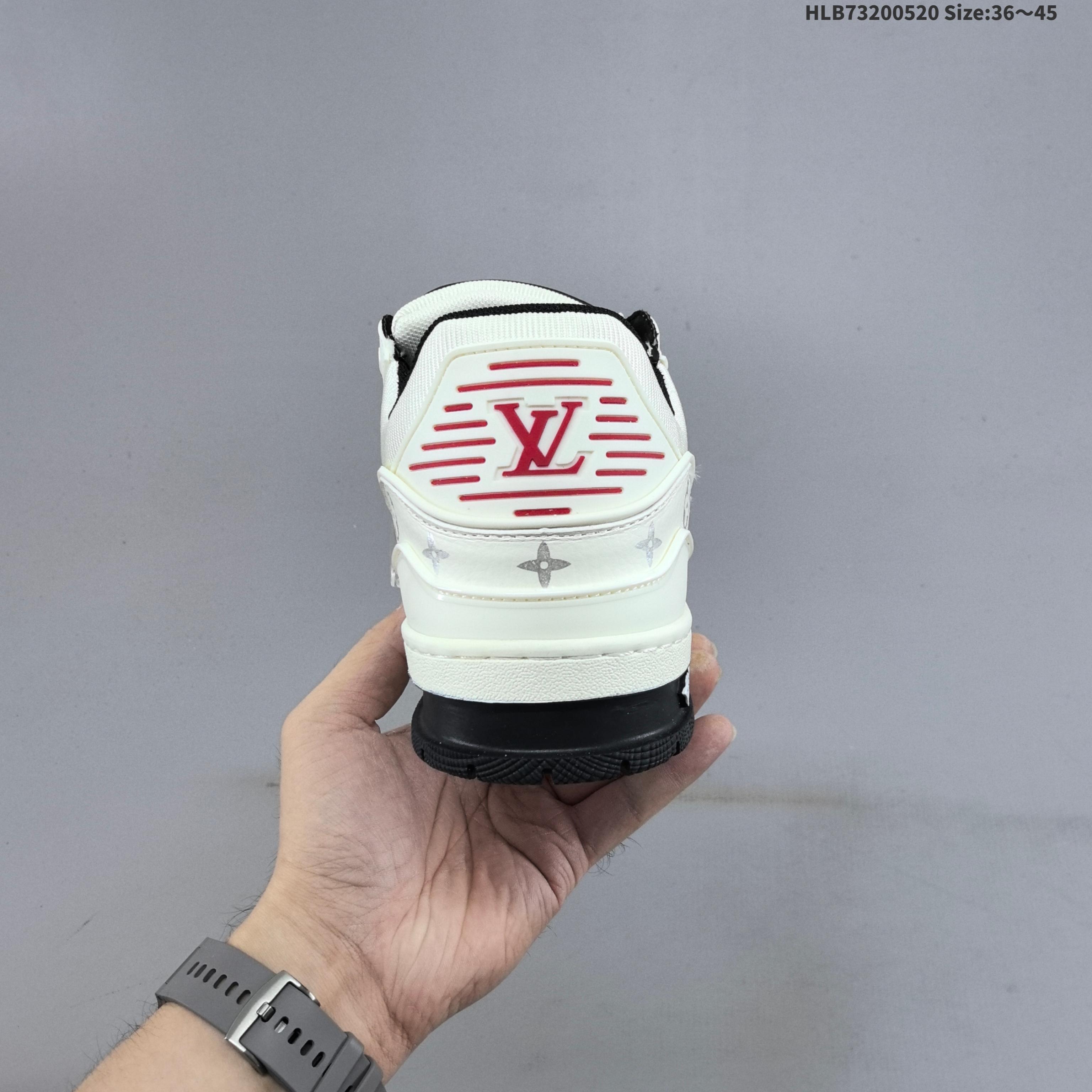 公司级路易威登 Louis Vuitton LV路易威登板鞋 时尚运动鞋潮厚底增高男鞋.舒适防滑底和百搭性霸屏整个时尚娱乐圈,细节调整完美主义!采用柔软皮革拼接鞋面,侧边采用3D打印标志性Logo 尽显贵族时尚气息,全新LV路易威登Louis vuitton Trainer Sneaker 休闲运动文化百搭板鞋. 编码:HLB73200520