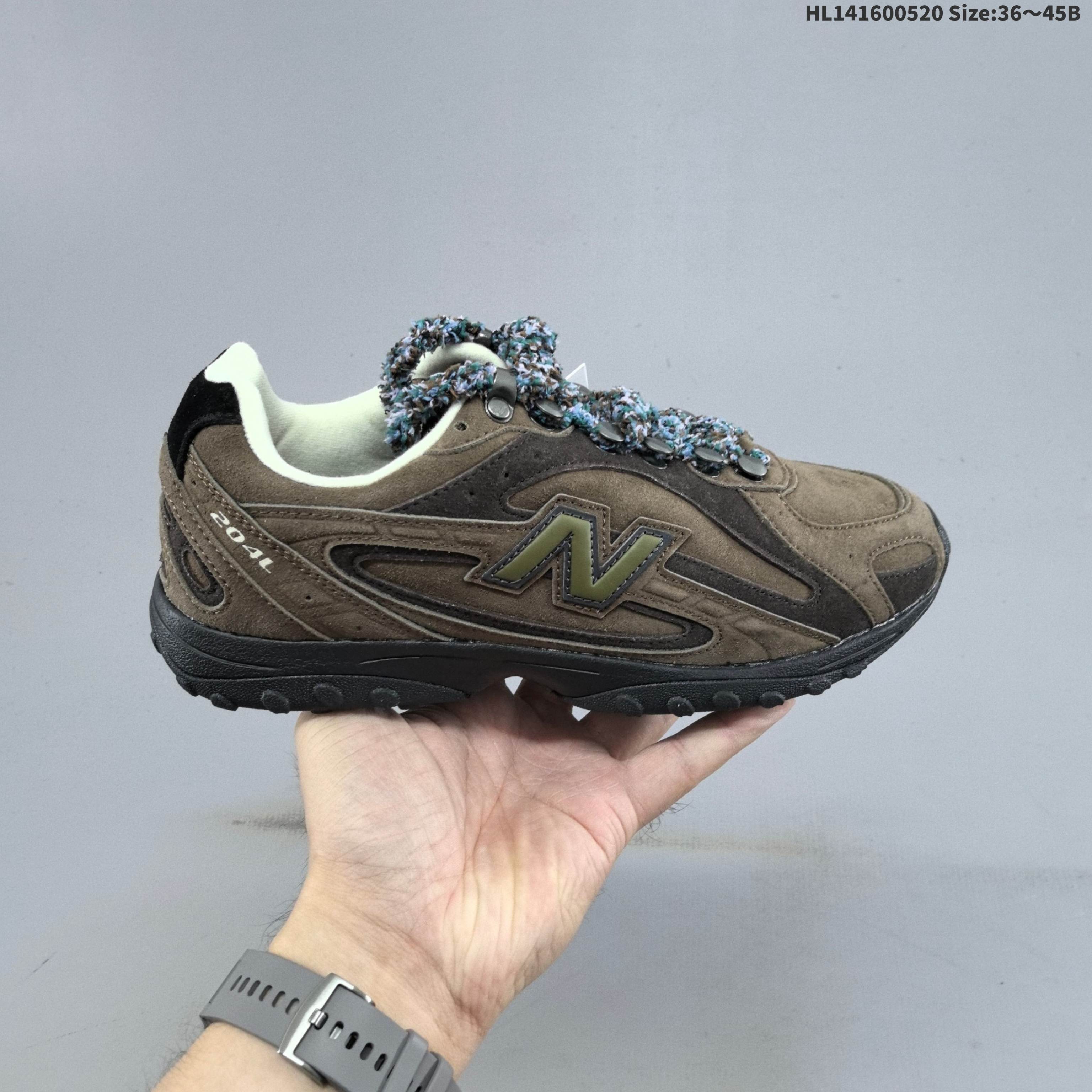 新百伦 New Balance 204L 复古薄底鞋重塑都市运动美学时尚运动跑步鞋,以复古薄底设计与室内足球鞋灵感,打造兼具轻量化通勤与潮流穿搭的多功能鞋款.采用麂皮与网眼拼接鞋面,搭配大地色系或静奢浅褐配色,呈现复古与现代的平衡.薄底优化:中底采用超薄EVA. 货号:U204LBC1 ID: HL141600520 B