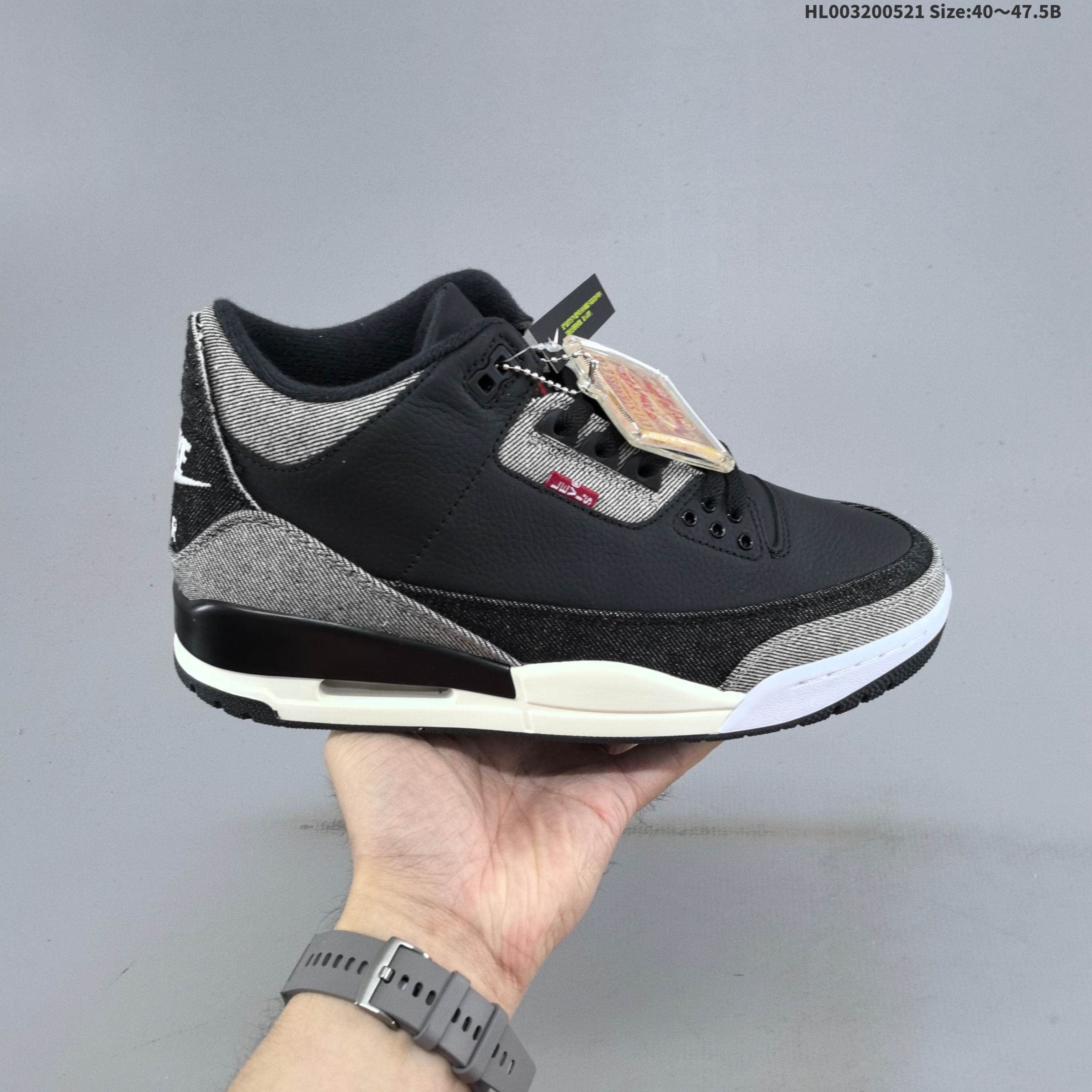 纯原版本 Levi’s x Air Jordan 3 Retro SP 中帮 李维斯 黑色单宁 AJ3 乔丹3代 aj3 乔3 黑色牛仔 男女同款 乔丹篮球鞋系列 鞋系列鞋款在延续Air Jordan 3经典轮廓的基础上,巧妙融入Levi's标志性的丹宁工艺与细节,营造出兼具复古质感与街头风格的独特气质;鞋款将黑色摔纹皮革与多层水洗丹宁面料巧妙拼接,鞋头、鞋尾及鞋领采用经典的浅色李维斯牛仔布元素,营造出不俗的层次感.鞋舌上Jumpxman Logo采用红色点缀,鞋跟稳定器采用黑色配色,搭配白色Nike Air标识呈现,辨识度拉满,鞋侧饰有红色Levi's标签,彰显鞋款联名身份;最后以白色中底搭配黑b白红橡胶外底及Nike字样完善整体设计收尾. 货号:IR0914-400(2026.02.21发售) HL003200521 B