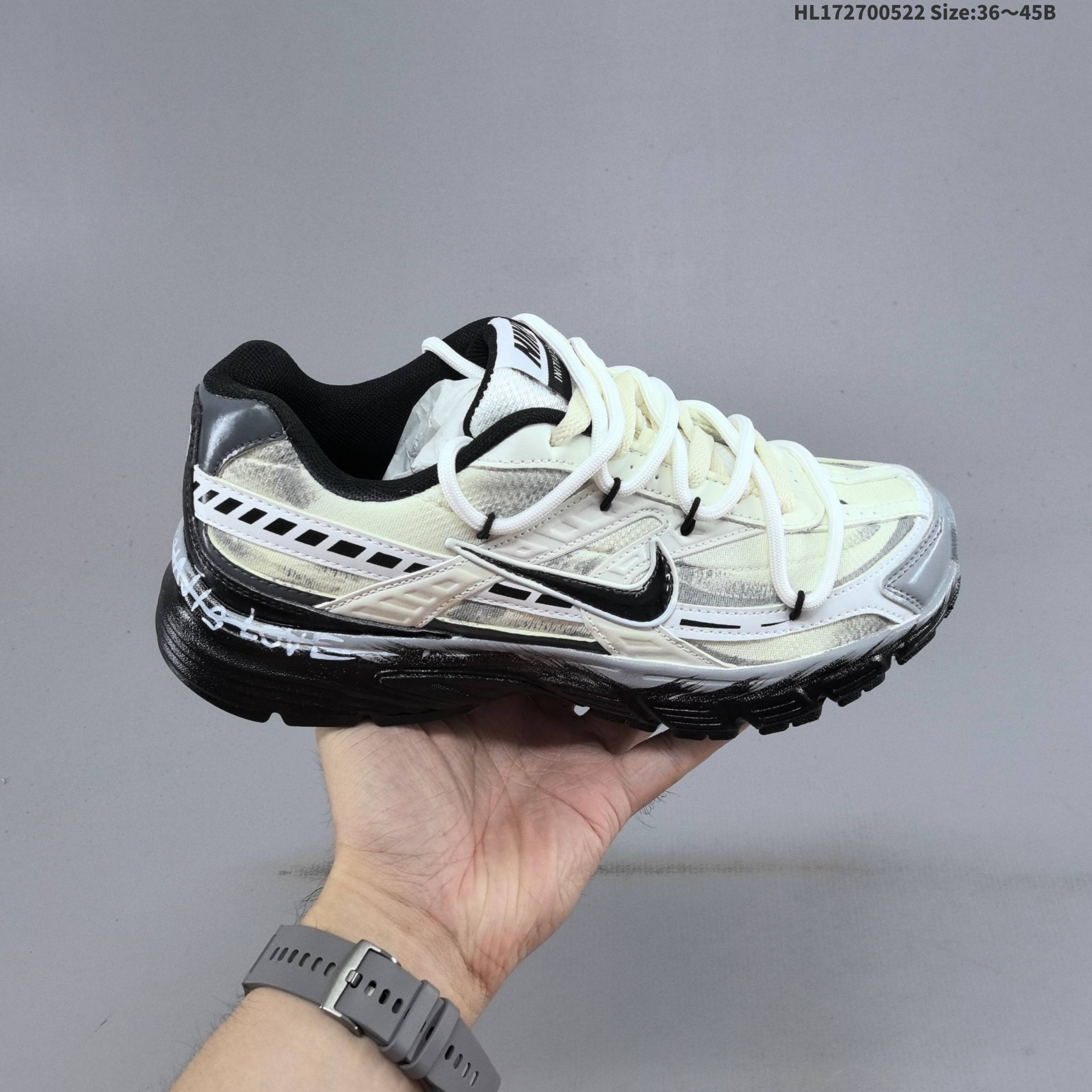 Nike Initiator 百搭 潮流 时尚 涂鸦耐磨 低帮跑步鞋 男女同款 定制最早为个人DIY行为,爱好者将鞋服或其他商品通过简单的配件等装饰来表达个性.随着这类商品受到越来越多人的喜爱,既而诞生了专业的定制师.定制师们通过喷绘、浸染、刺绣、做旧等工艺对原商品进行二次创作,打造包容而风格独特的remake款. 货号:394055 100 编码:HL172700522 B