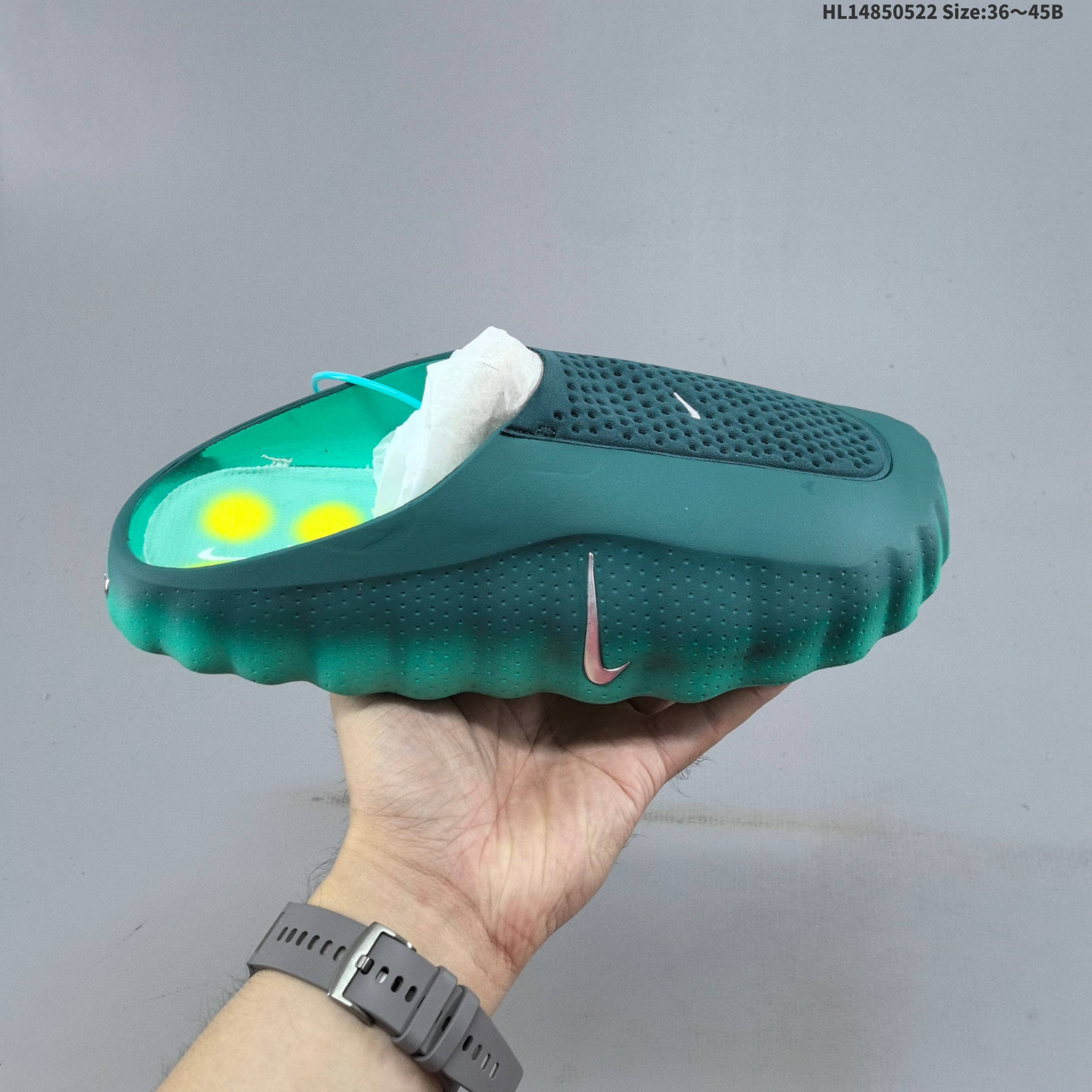 耐克 Nike Mind 001 耐克一脚蹬赛前包头恢复拖鞋 舒适柔软贴合包头拖鞋潮流柔软缓震户外跑步休闲鞋 HQ4307-600Nike把神经科技与潮流美学第一次写进同一双鞋——Mind 001自带按摩功效,鞋身‌:采用柔软的发泡材料,侧面有亮银色Swoosh标志和波浪纹理,鞋跟处印有“Nike”和“Mind”金属标识.‌‌‌‌鞋底‌:由‌数百个贯穿中底的小型橡胶柱构成‌,直接与脚垫接触,提供物理刺激.‌‌‌鞋子很轻,穿起来确实还行,鞋型很OK搭配起来也比大多数拖鞋帅#NikeMind #新年买新鞋 #今日份宝藏百搭拖鞋 #Nike潮流拖鞋开箱 #nike新品好物 货号: IQ8502 601 编码:HL14850522 B