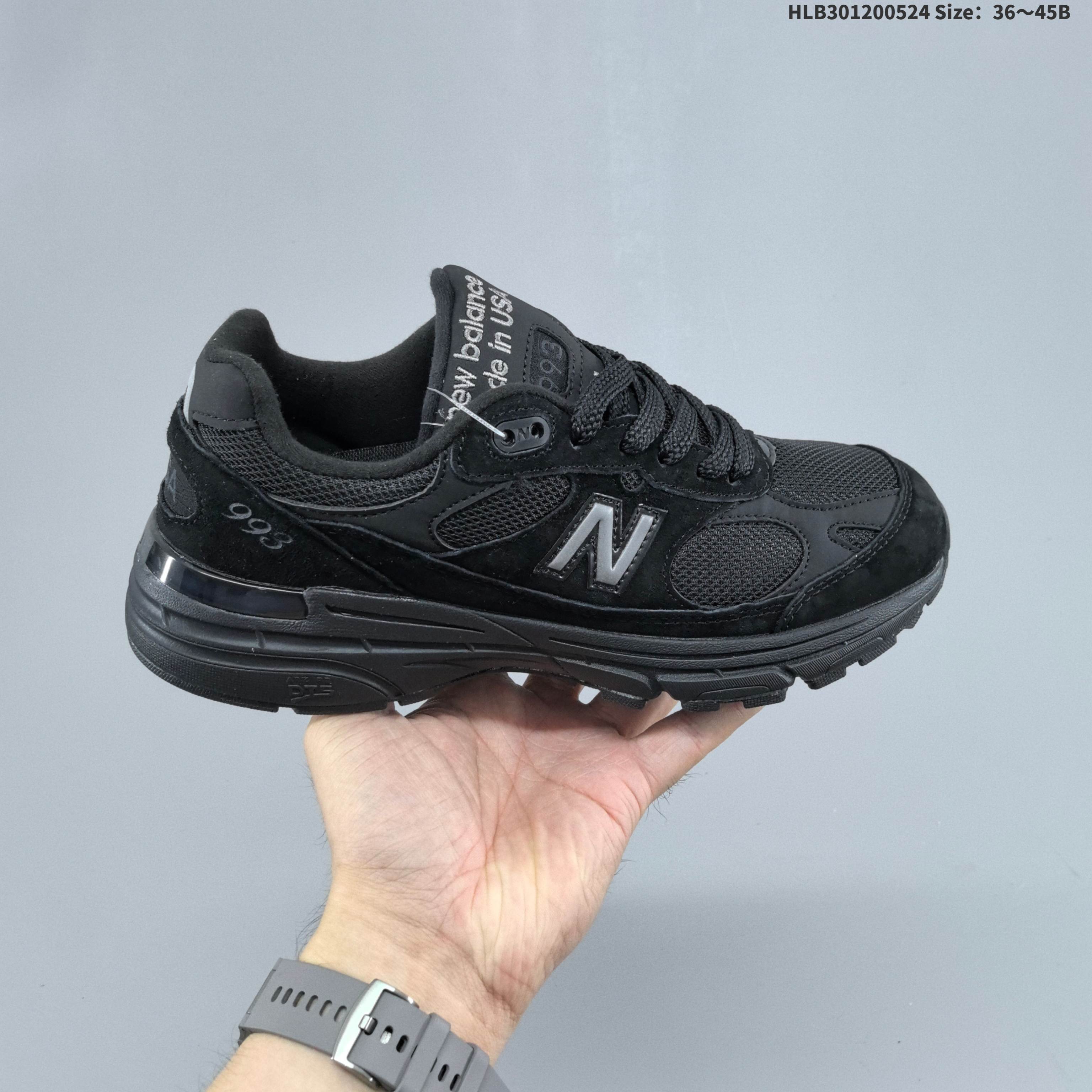 集合二 ✅New Balance Made in USA MR993系列美产血统经典复古休闲运动百搭老爹跑步鞋“联名奶白岩石灰”WR993GL Ronnie Fieg 和 Kith 一直都在工作. 最近在迈阿密和罗迪欧大道建立了他们最新的实体空间,纽约市的队列刚刚展示了其最新项目:New Balance 993.Kith 和 New Balance 的联合努力包括在正在进行的季节性 101 春季计划中,保持清洁. 该系列的调色板——“Tinge”、“Theory”、“Realm”、“Sanddrift”、“Quicksand”、“Black”——在运动鞋的鞋面和鞋底单元共享不动产. 透气网布底座采用绿色调,与这双鞋其他地方的灰色和灰白色相得益彰. 优质绒面革再次发挥其典型作用,中底处的舒适 ABZORB 缓冲垫也是如此. Fieg 和团队为他们 New Balance 993 增添了奶油色、灰色和黑色色调的鞋底 ID:HLB301200524 B