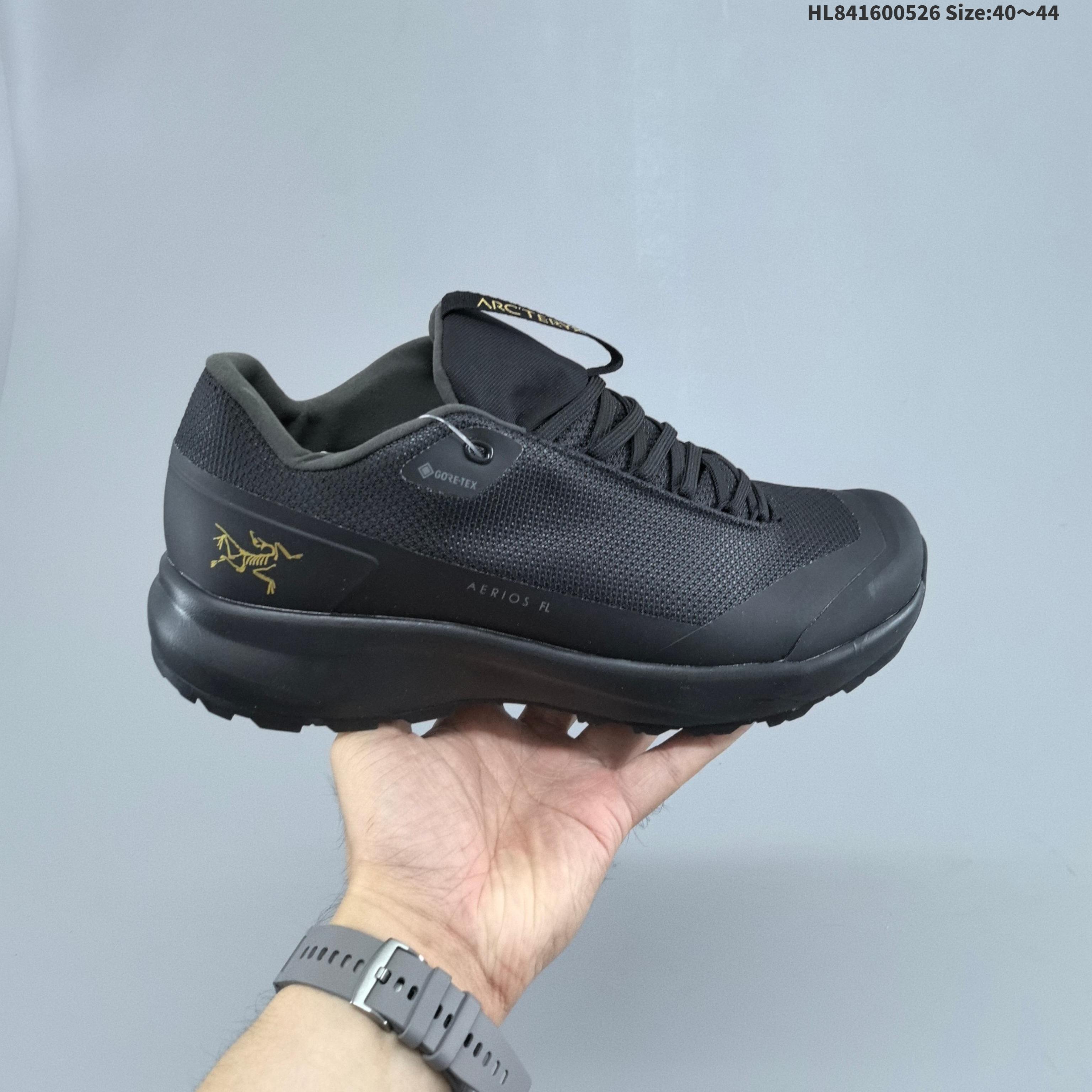 集合 始祖鸟ArcTeryx Kopec GTX M 覆盖透气男越野跑鞋 正确后跟刺绣 完美细节版型 官方同步上架 适合技术路线单日徒步穿着 aeriosflgtx鞋受到长途野外跑步鞋的启发 适合在变化的地形上进行快速轻快的徒步旅行穿着,舒适而有支撑性,使您充满信心.该设计与脚部融为一体,可最大限度地减少摩擦,gore-tex保护膜网砂,采用gore隐形适体(invisiblefit)技术,更轻薄舒适.敏捷、稳定和技术路线上的自信源于vibram® megagrip外底、压缩eva内底以及一体的tpu.重量约:275g技术特点透气轻量耐磨鞋子鞋外底结构vibram®megagripM橡胶化合材料耐用柔软鞋子结构tpu鞋头可防磨损压缩eva泡沫内底以及一体的tpu铁芯提高了灵活性和稳定性,使您充满信心鞋子衬垫结构4mm厚ortholiteM3d模制插片材料gore-tex薄膜tpu高耐磨保护膜cordura® 编码:HL841600526
