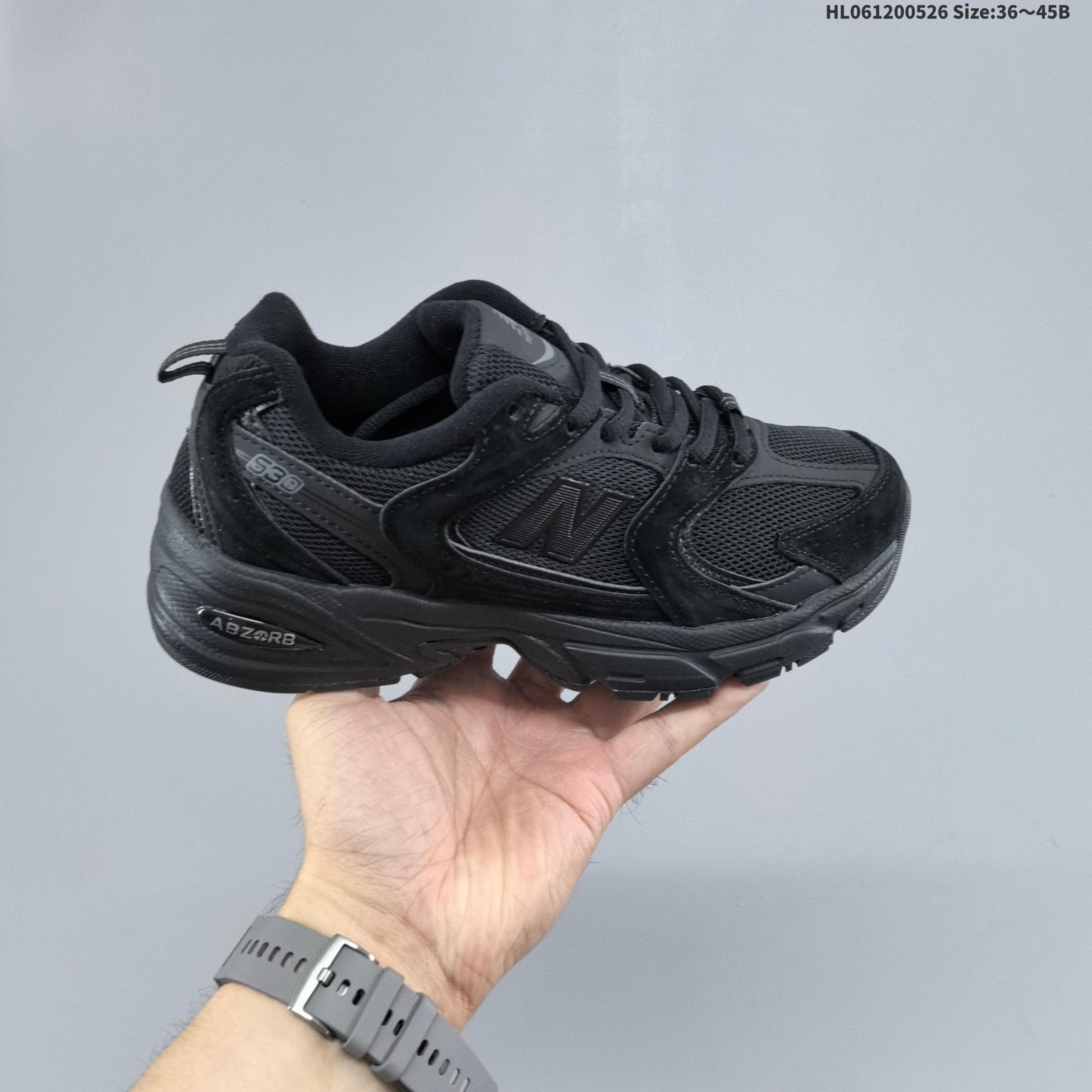 New Balance NB530 新百伦复古透气跑步鞋 抛弃过往以皮革为主的人气轮廓 以极具复古风范的跑鞋外观呈现 设计上全鞋以简约清爽的纯白色作基底 鞋身覆盖大面积织物网眼材质 并于鞋头、鞋带孔眼片等细节处点缀对比鲜明的反光银镀层凸显 鞋舌、侧身等位置则辅以一贯的「N」字标志和品牌徽标彰显身份 最后通过搭载的 ABZORB 缓震中底完善整体造型 货号:U530JPB 编码:HL061200526