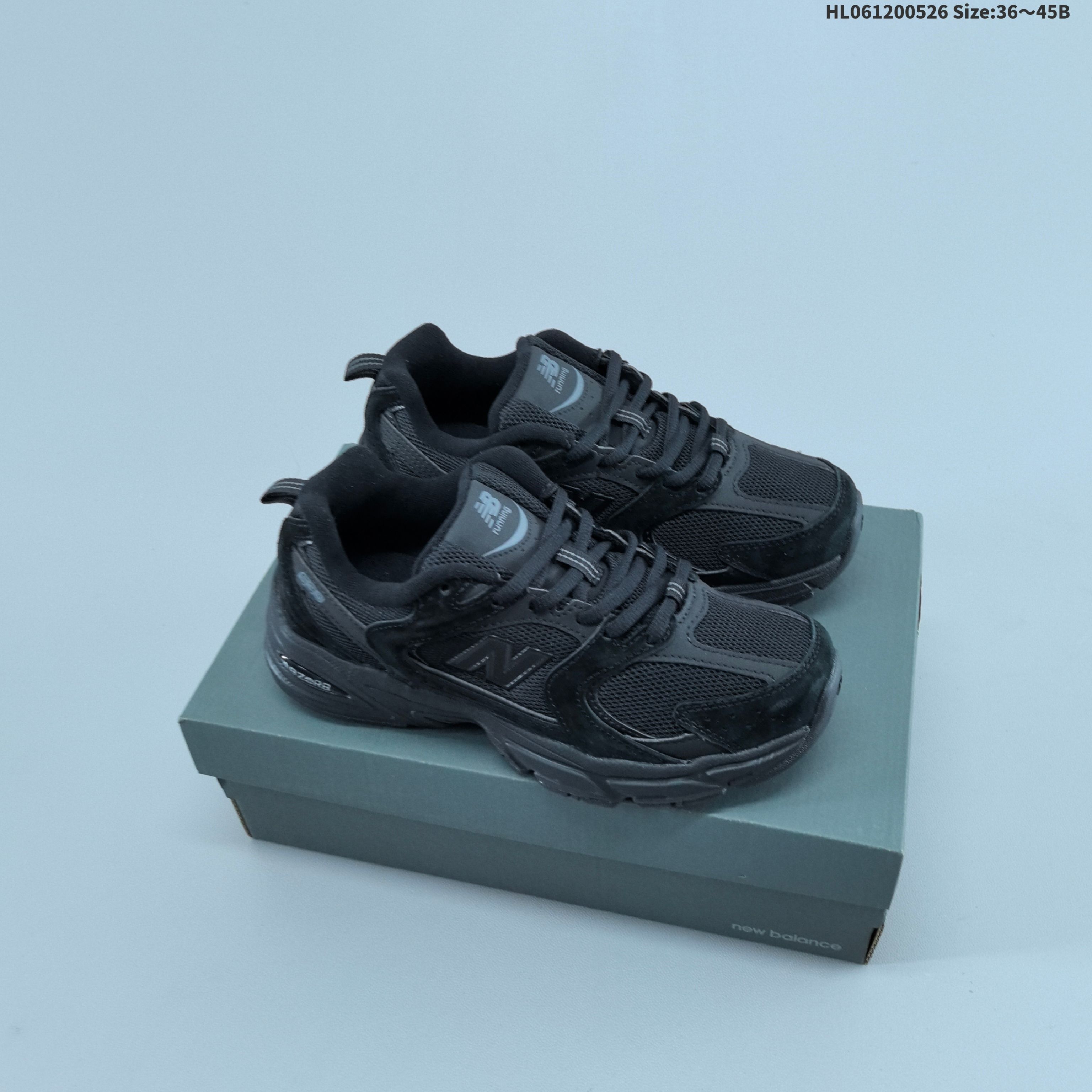 集合 New Balance NB530 新百伦复古透气跑步鞋 抛弃过往以皮革为主的人气轮廓 以极具复古风范的跑鞋外观呈现 设计上全鞋以简约清爽的纯白色作基底 鞋身覆盖大面积织物网眼材质 并于鞋头、鞋带孔眼片等细节处点缀对比鲜明的反光银镀层凸显 鞋舌、侧身等位置则辅以一贯的「N」字标志和品牌徽标彰显身份 最后通过搭载的 ABZORB 缓震中底完善整体造型 货号:U530JPB 编码:HL061200526