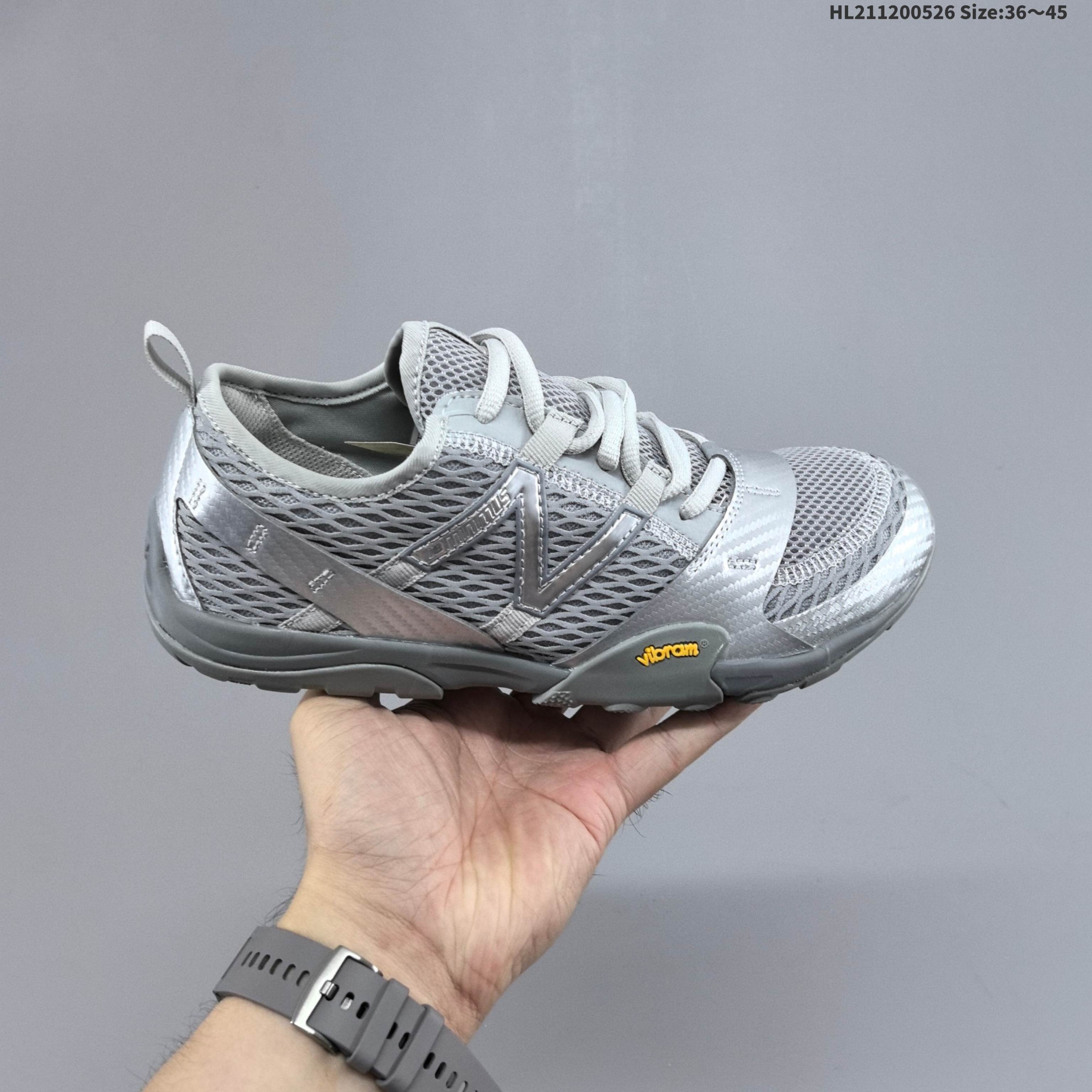 集合 New Balance NB MT10O 舒适时尚 减震耐磨 低帮 生活休闲鞋 New Balance MT10O休闲鞋是一款由New Balance与日本时尚品牌(ISSEY MIYAKE)携手打造的联名鞋款.MT10O的设计灵感源自“感官身体和赤足运动”的概念,旨在还原赤足行走的感受.它模仿脚的形状,降低了脚的高度和体积,同时保留了越野跑的元素.鞋面采用轻质网布与柔软皮革相结合,既保证了透20,又增添了质感.细绳鞋带的设计简约而不失时尚感.鞋底采用Vibram橡胶大底,赋予卓越的抓地力,适合多种地形穿着.中底采用薄薄的缓冲层,提供舒适的穿着体验.鞋身紧贴脚面,形成良好的包裹性,减少脚在鞋内的移动与摩擦.4毫米的低坡差设计更适合自然的中足落地方式,尽可能贴近地面,让穿着者能够更贴近地面,感受大自然的每一丝呼吸. 货号:MT10OAB 编码:HL211200526