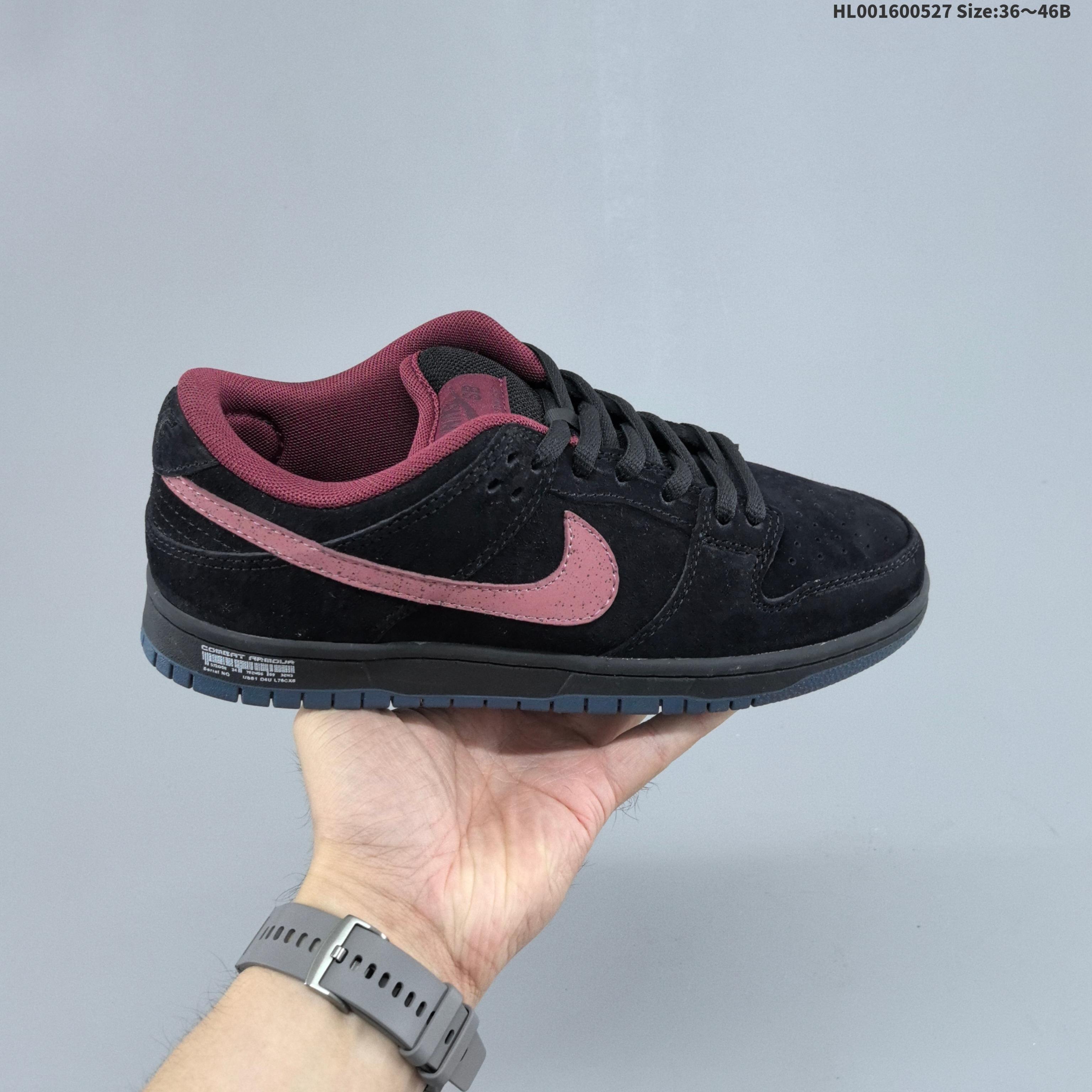 头层带半码 Nike Dunk SB Low 耐克 SB 低帮 元黑洞 黑红色 男女同款 美式街头简约百搭潮流低邦板鞋 该定制版球鞋选用原鞋款为Nike Dunk SB Pro "Dark Team Red Burgundy Crush"舒适百搭防滑耐磨低帮板鞋男女同款红米,以元黑洞为灵感,用极简黑红配色,营造出不一般的酷炫气质,极具潮流感.穿着出门回头率满满,作为配搭单品更是风格鲜明,极具潮流感. 货号:HQ1625-600(2026.01.31发售) HL001600527 B