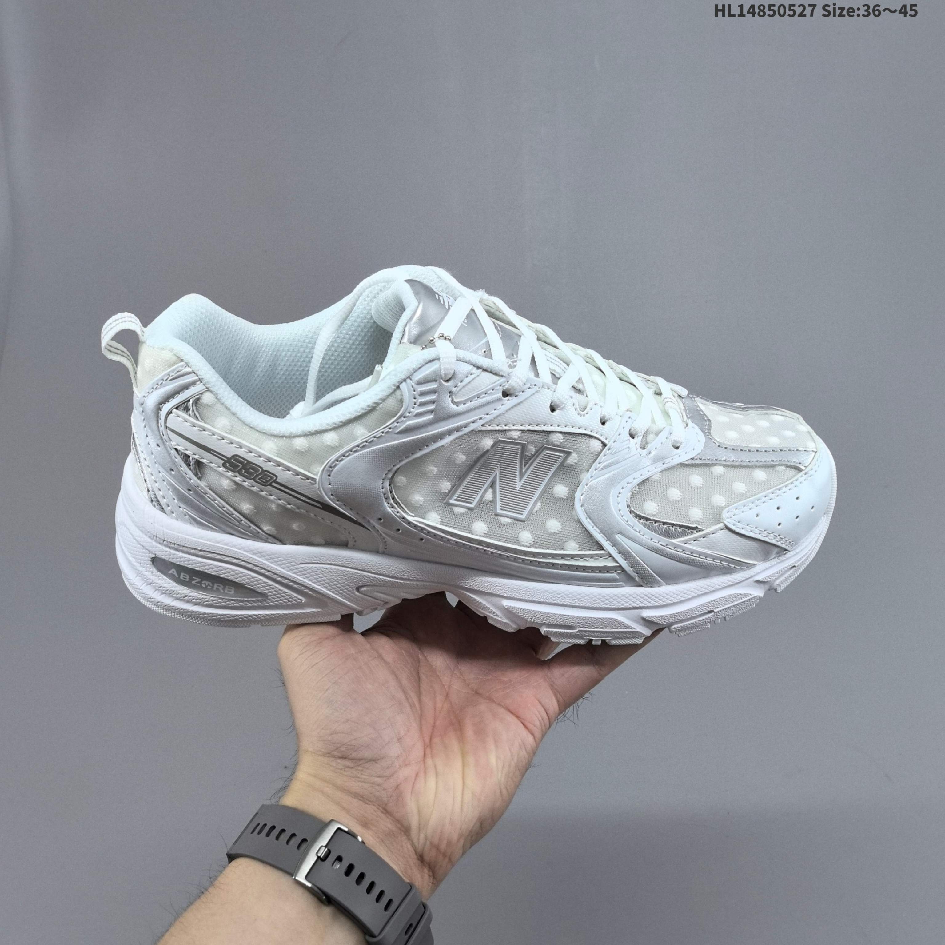 New Balance NB530 新百伦复古透气跑步鞋 抛弃过往以皮革为主的人气轮廓 以极具复古风范的跑鞋外观呈现 设计上全鞋以简约清爽的纯白色作基底 鞋身覆盖大面积织物网眼材质 并于鞋头、鞋带孔眼片等细节处点缀对比鲜明的反光银镀层凸显 鞋舌、侧身等位置则辅以一贯的「N」字标志和品牌徽标彰显身份 最后通过搭载的 ABZORB 缓震中底完善整体造型 货号:U530HFW 编码:HL14850527