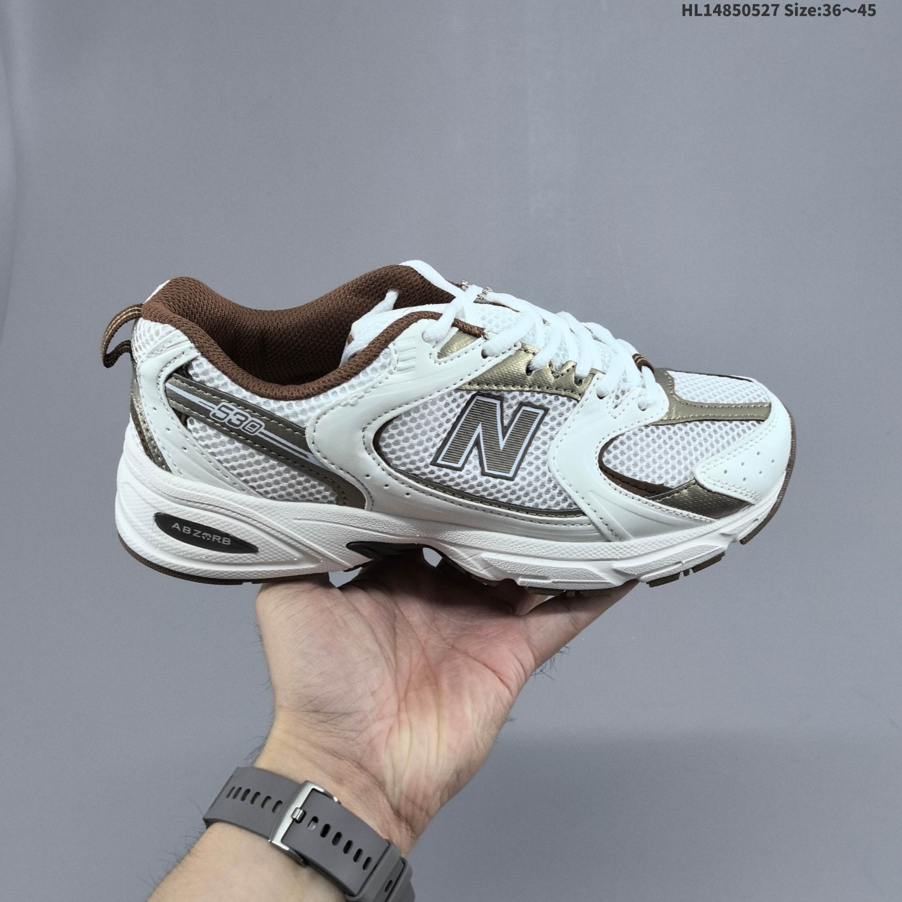 New Balance NB530 新百伦复古透气跑步鞋 抛弃过往以皮革为主的人气轮廓 以极具复古风范的跑鞋外观呈现 设计上全鞋以简约清爽的纯白色作基底 鞋身覆盖大面积织物网眼材质 并于鞋头、鞋带孔眼片等细节处点缀对比鲜明的反光银镀层凸显 鞋舌、侧身等位置则辅以一贯的「N」字标志和品牌徽标彰显身份 最后通过搭载的 ABZORB 缓震中底完善整体造型 货号:U530HFW 编码:HL14850527