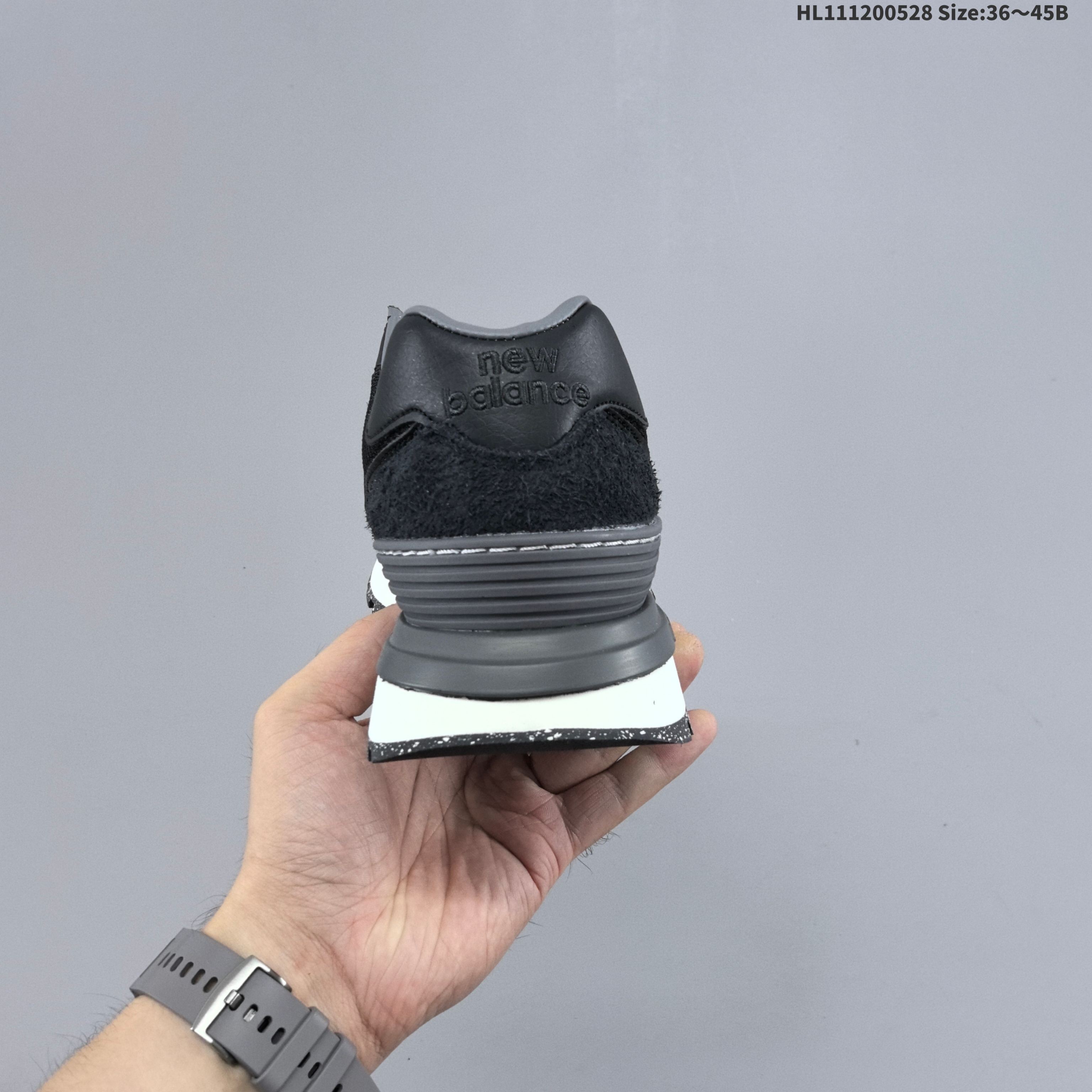 New Balance 574 LG 新百伦574 纽巴伦574 NB574 低帮 白灰色 男女同款复古情侣织物皮革减震防滑耐磨透气包裹性支撑平衡轻便保暖反光低邦跑步鞋 经典又耐看,沉稳中透着时尚感.鞋面采用网眼与麂皮相结合的材质,既保证了良好的透气性,又增添了鞋子的质感.标志性的“N”字Logo以白色呈现,在灰色鞋面上十分醒目,整体设计简约大方又不失个性;鞋垫柔软贴合脚底,能有效缓解行走时的压力,鞋底运用了New Balance的缓震科技,提供了不错的支撑和回弹效果.鞋头、后跟使用ENCAPTL材质,复合式避雷系统,减震同时更加稳定,耐用性能佳. 货号:U574LGGBHL111200528 B
