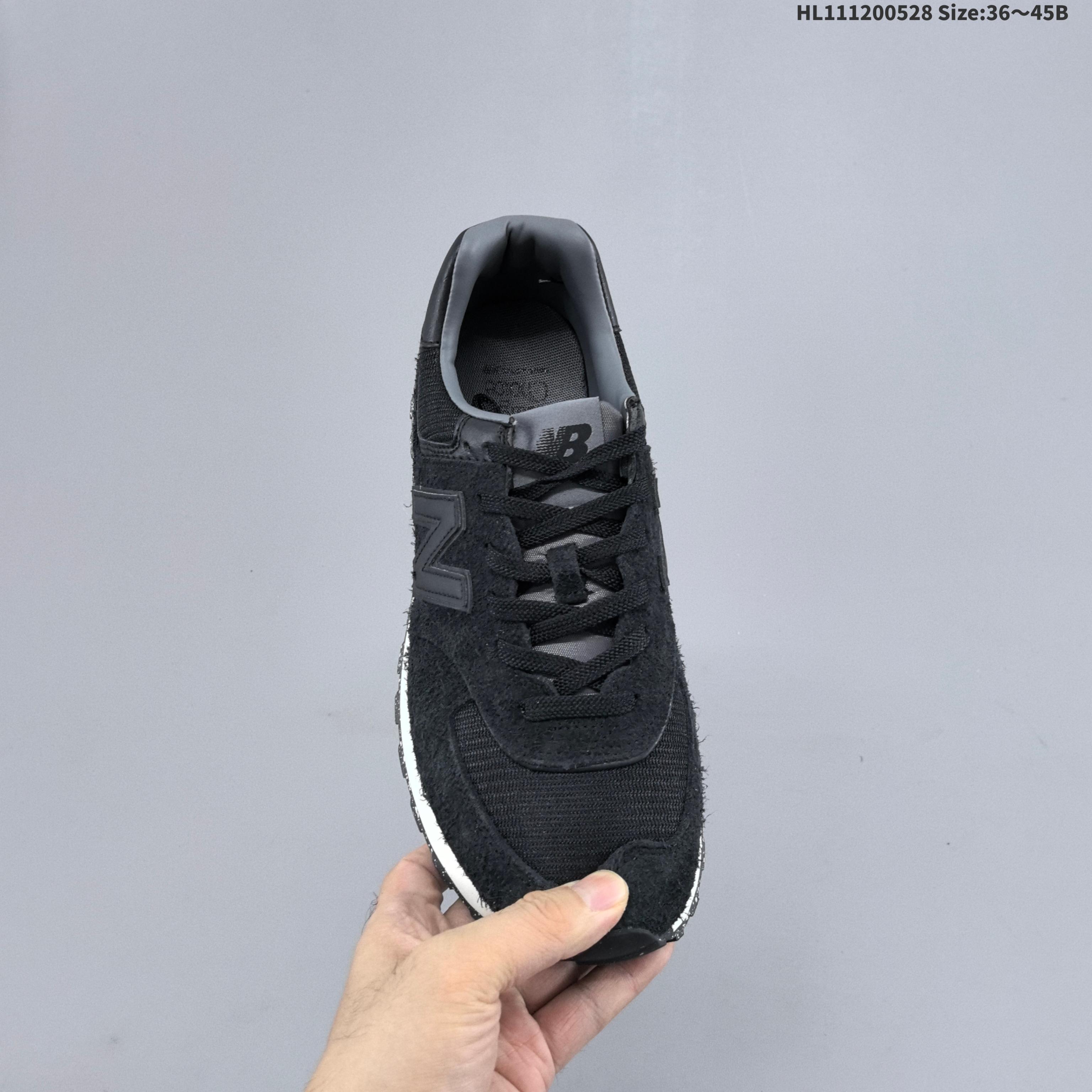New Balance 574 LG 新百伦574 纽巴伦574 NB574 低帮 白灰色 男女同款复古情侣织物皮革减震防滑耐磨透气包裹性支撑平衡轻便保暖反光低邦跑步鞋 经典又耐看,沉稳中透着时尚感.鞋面采用网眼与麂皮相结合的材质,既保证了良好的透气性,又增添了鞋子的质感.标志性的“N”字Logo以白色呈现,在灰色鞋面上十分醒目,整体设计简约大方又不失个性;鞋垫柔软贴合脚底,能有效缓解行走时的压力,鞋底运用了New Balance的缓震科技,提供了不错的支撑和回弹效果.鞋头、后跟使用ENCAPTL材质,复合式避雷系统,减震同时更加稳定,耐用性能佳. 货号:U574LGGBHL111200528 B