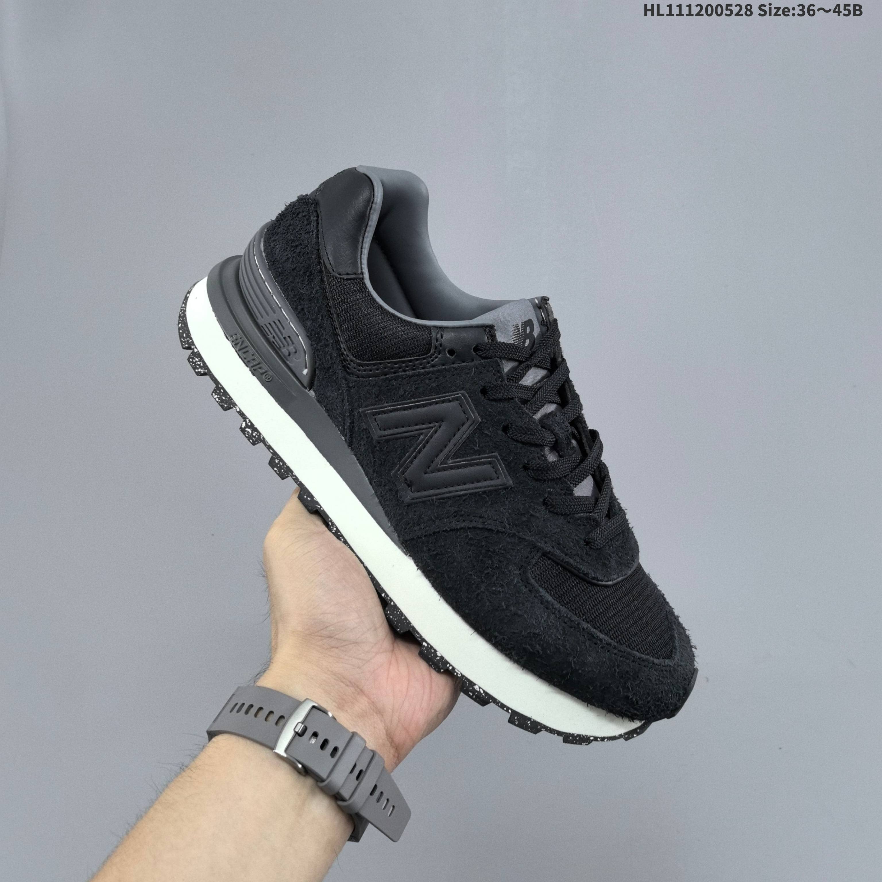 New Balance 574 LG 新百伦574 纽巴伦574 NB574 低帮 白灰色 男女同款复古情侣织物皮革减震防滑耐磨透气包裹性支撑平衡轻便保暖反光低邦跑步鞋 经典又耐看,沉稳中透着时尚感.鞋面采用网眼与麂皮相结合的材质,既保证了良好的透气性,又增添了鞋子的质感.标志性的“N”字Logo以白色呈现,在灰色鞋面上十分醒目,整体设计简约大方又不失个性;鞋垫柔软贴合脚底,能有效缓解行走时的压力,鞋底运用了New Balance的缓震科技,提供了不错的支撑和回弹效果.鞋头、后跟使用ENCAPTL材质,复合式避雷系统,减震同时更加稳定,耐用性能佳. 货号:U574LGGBHL111200528 B