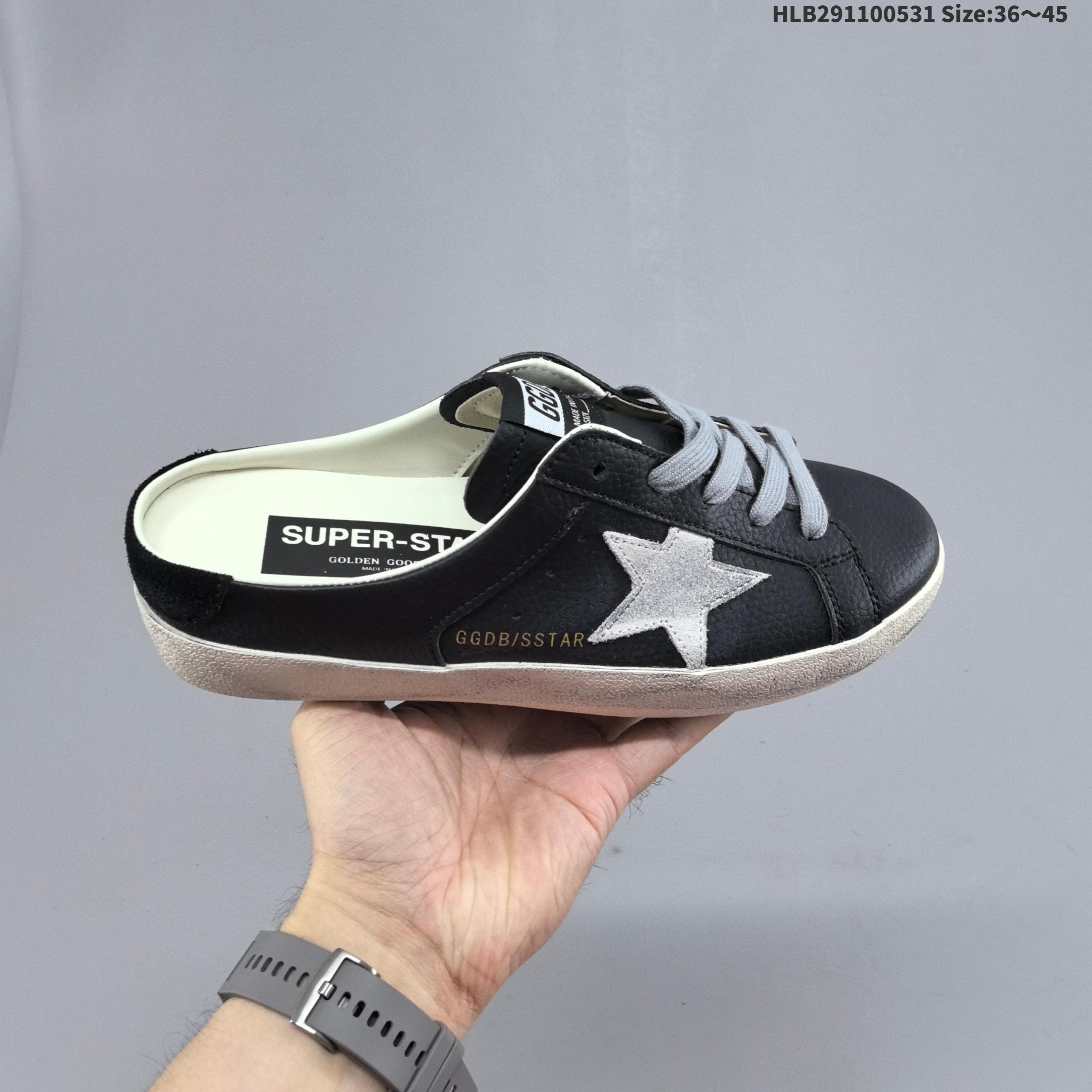 集合 Golden Goose Deluxe Brand SURARN半托 哪火红程度比小白鞋还要早,打破传统审美,小脏鞋做到了!明星私服上脚示范就是这么百搭!再也不用担心洗鞋的问题啦!乳胶垫3.5cm内增高鞋垫可以拿出来哦老工匠手工打磨,就连鞋底也是不羁的脏,包边组合大底,高标准出货! 尺码:HLB291100531