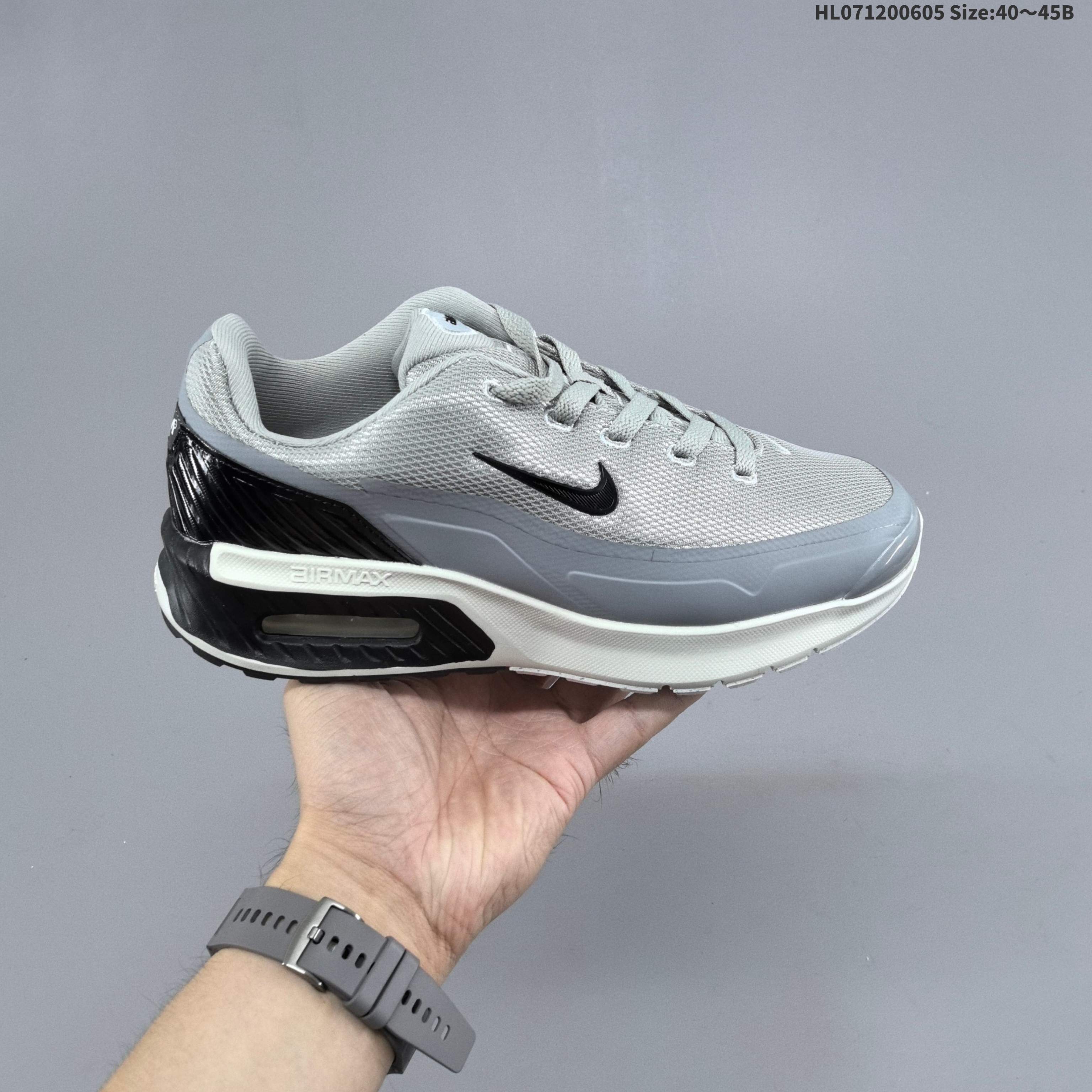 集合一 Nike Air Max Portal 新款缓震运动跑鞋 核心亮点在于其八腔气垫结构 根据不同部位设定的气压值专为行走设计 提供卓越的舒适感 鞋面的设计让人联想到上世纪90年代末至2000年代初的多款AirMax 中底上系列圆形孔洞引发了热议 不少人将其与竞争品牌的缓震技术进行比较 例如K-SWISS 2010年代初推出的Tubes技 及以多孔鞋底闻名的品牌 On 官方货号:IF2624 003 编码:HL071200605 B