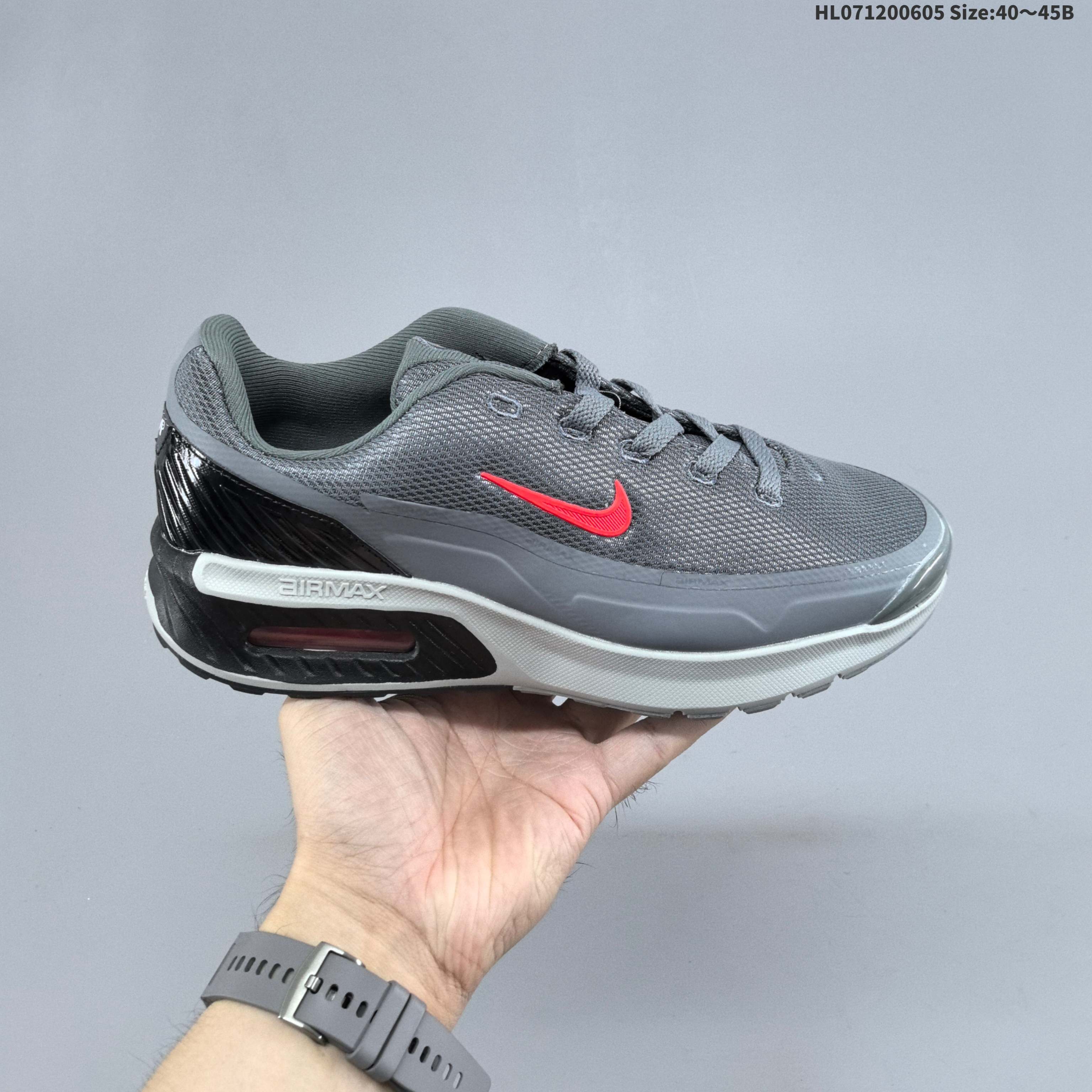 集合二 Nike Air Max Portal 新款缓震运动跑鞋 核心亮点在于其八腔气垫结构 根据不同部位设定的气压值专为行走设计 提供卓越的舒适感 鞋面的设计让人联想到上世纪90年代末至2000年代初的多款AirMax 中底上系列圆形孔洞引发了热议 不少人将其与竞争品牌的缓震技术进行比较 例如K-SWISS 2010年代初推出的Tubes技 及以多孔鞋底闻名的品牌 On 官方货号:IF2624 003 编码:HL071200605 B