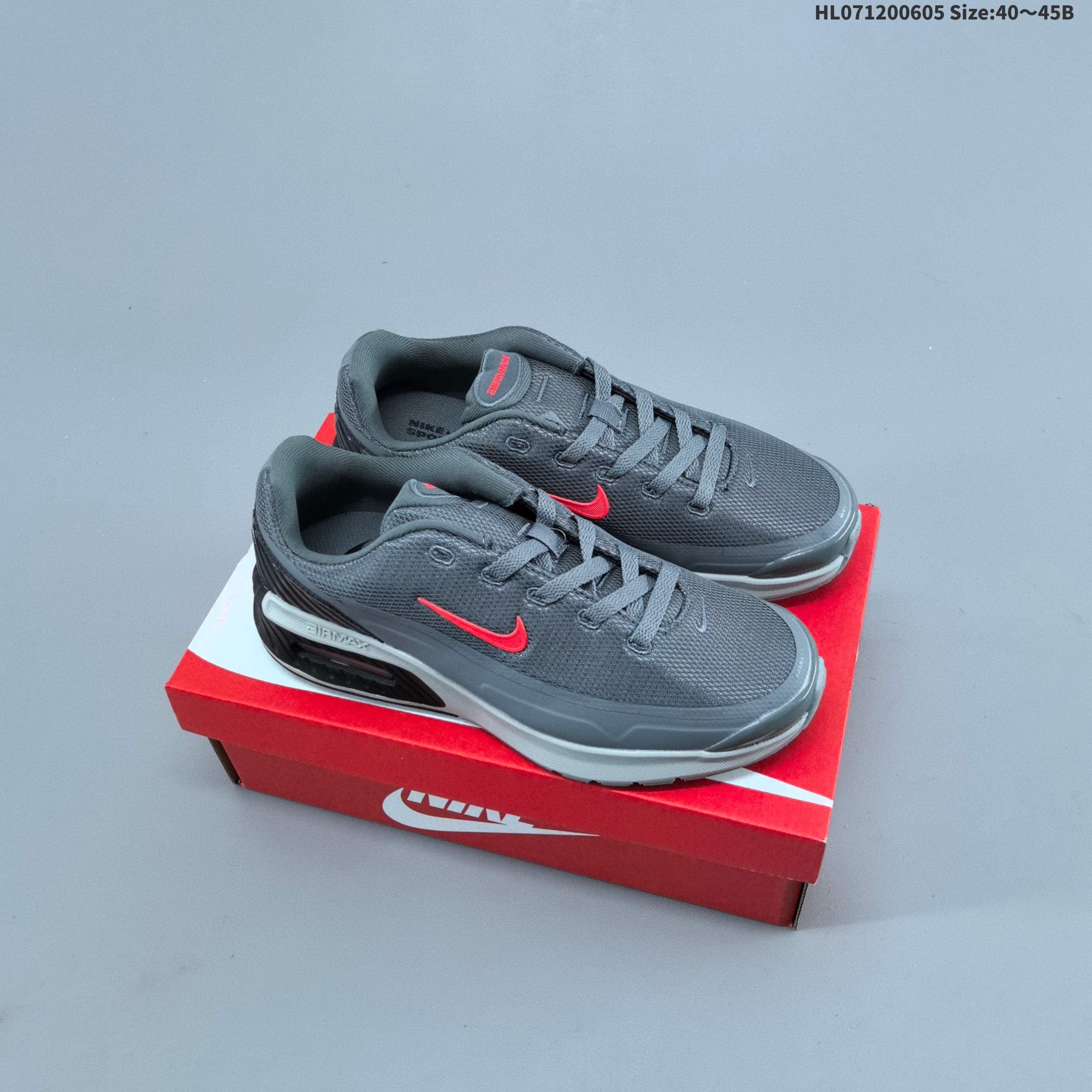 集合二 Nike Air Max Portal 新款缓震运动跑鞋 核心亮点在于其八腔气垫结构 根据不同部位设定的气压值专为行走设计 提供卓越的舒适感 鞋面的设计让人联想到上世纪90年代末至2000年代初的多款AirMax 中底上系列圆形孔洞引发了热议 不少人将其与竞争品牌的缓震技术进行比较 例如K-SWISS 2010年代初推出的Tubes技 及以多孔鞋底闻名的品牌 On 官方货号:IF2624 003 编码:HL071200605 B