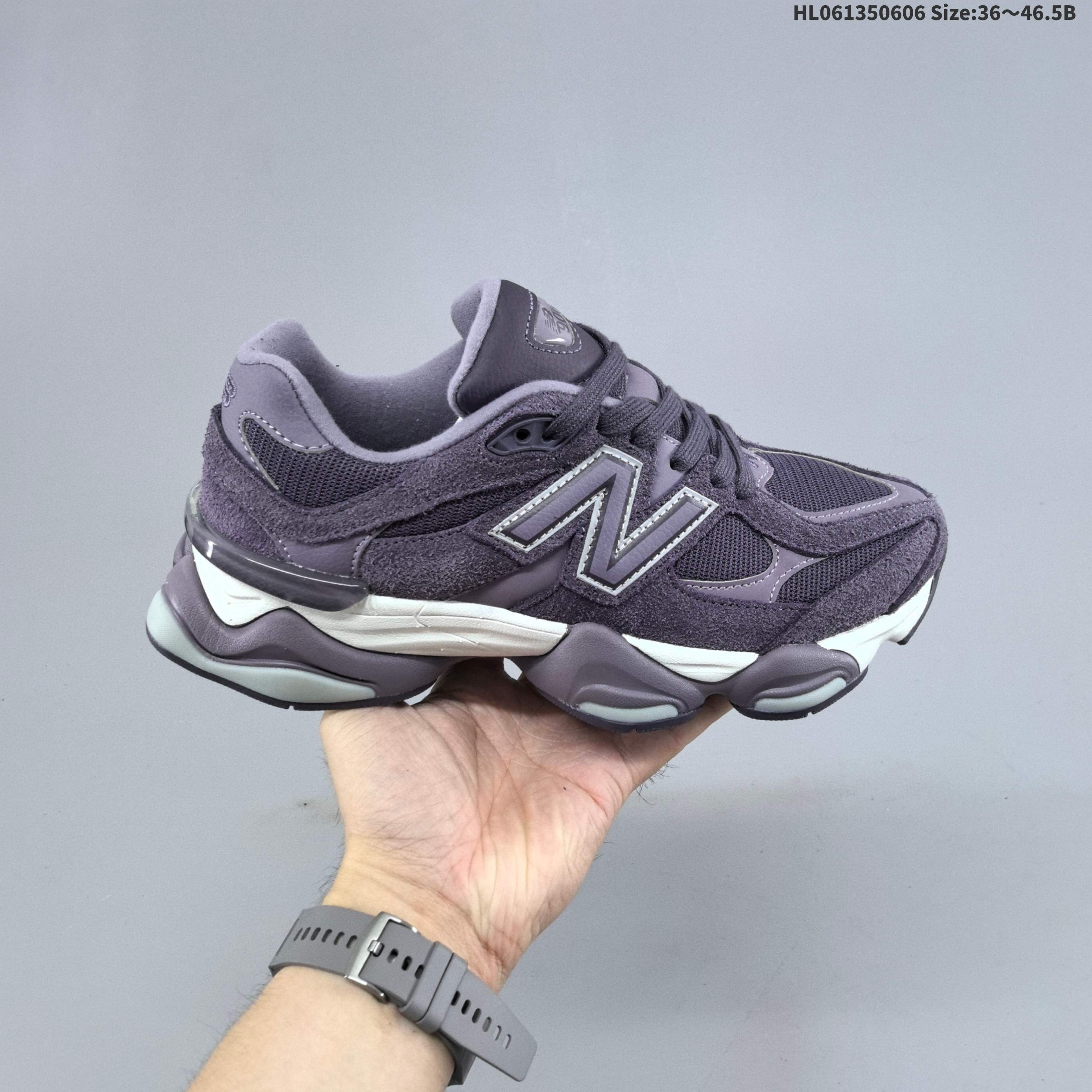 新百伦 New Balance NB9060小象蹄男女款9060舒适百搭老爹鞋.全新 9060 款式将经典风格与现代设计融合到日常多功能性中. 9060 重新诠释了源自经典 99X 型号的熟悉元素,其灵感来自于 Y2K 时代的未来主义和美学. 鞋面在990 的基础中进行了扩展和使用,以提供可见的运动感,中底采用 ABZORB 和 SBS 熟悉的缓震平台以提供舒适感. 货号:U9060HL061350606 B