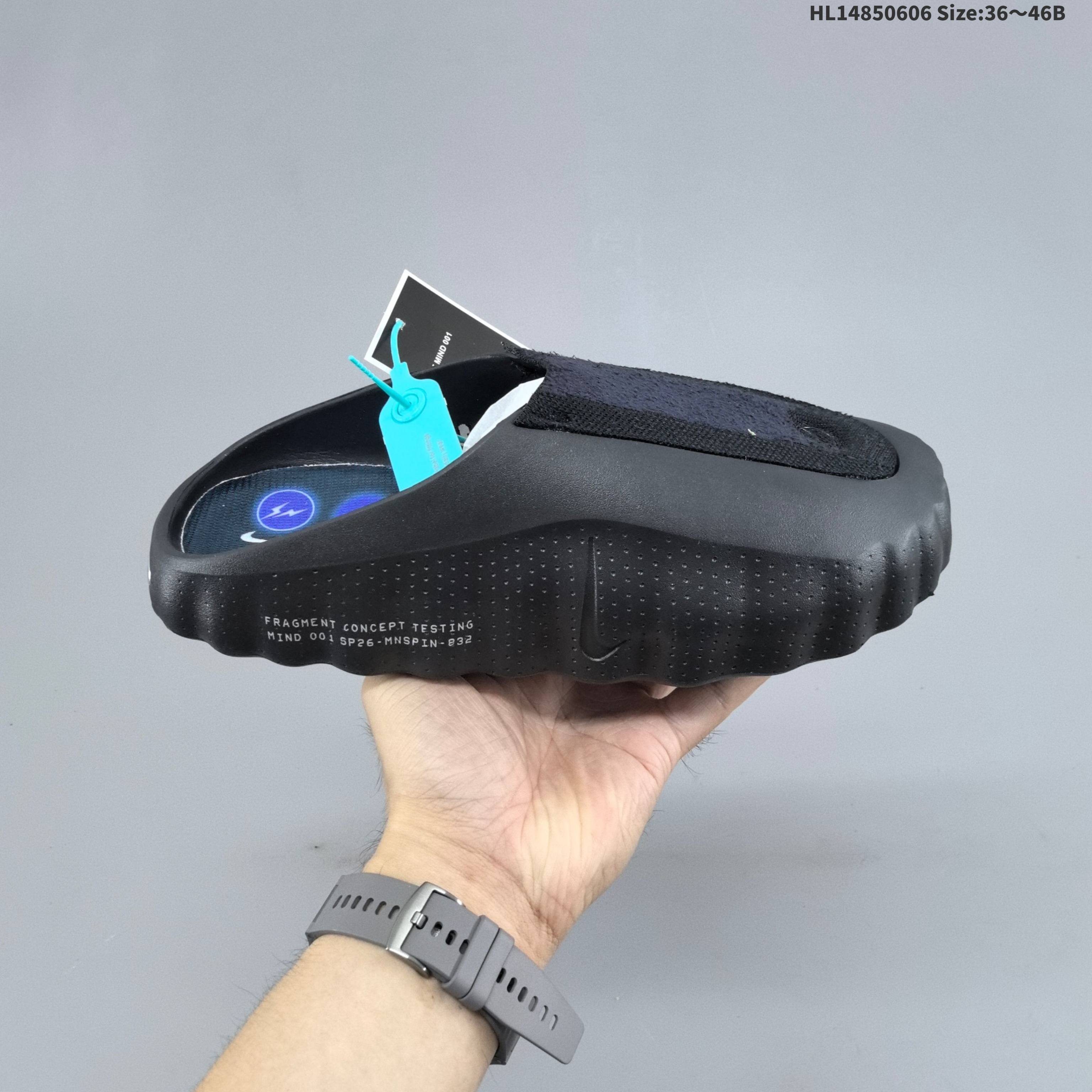 耐克 Nike Mind 001 耐克一脚蹬赛前包头恢复拖鞋 舒适柔软贴合包头拖鞋潮流柔软缓震户外跑步休闲鞋 HQ4307-600Nike把神经科技与潮流美学第一次写进同一双鞋——Mind 001自带按摩功效,鞋身‌:采用柔软的发泡材料,侧面有亮银色Swoosh标志和波浪纹理,鞋跟处印有“Nike”和“Mind”金属标识.‌‌‌‌鞋底‌:由‌数百个贯穿中底的小型橡胶柱构成‌,直接与脚垫接触,提供物理刺激.‌‌‌鞋子很轻,穿起来确实还行,鞋型很OK搭配起来也比大多数拖鞋帅#NikeMind #新年买新鞋 #今日份宝藏百搭拖鞋 #Nike潮流拖鞋开箱 #nike新品好物 货号: IQ8502 001 编码:HL14850606 B