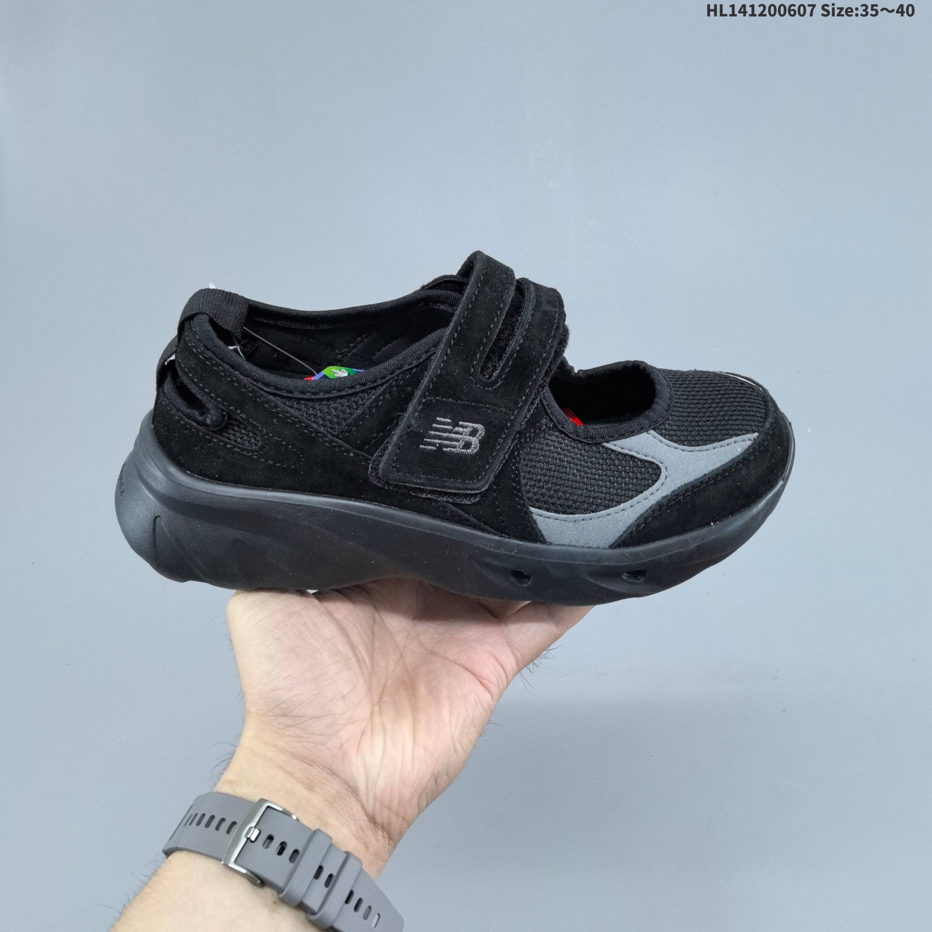 集合 New Balance Terrace Mule 新百伦 凉鞋 时尚舒适 防滑耐磨一脚蹬半拖 鞋身材质为橡胶和网格布 后跟较矮 方便随时穿脱 鞋底参考了990V1和CT 300的设计 官方货号: NBRJEF710B HL141200607