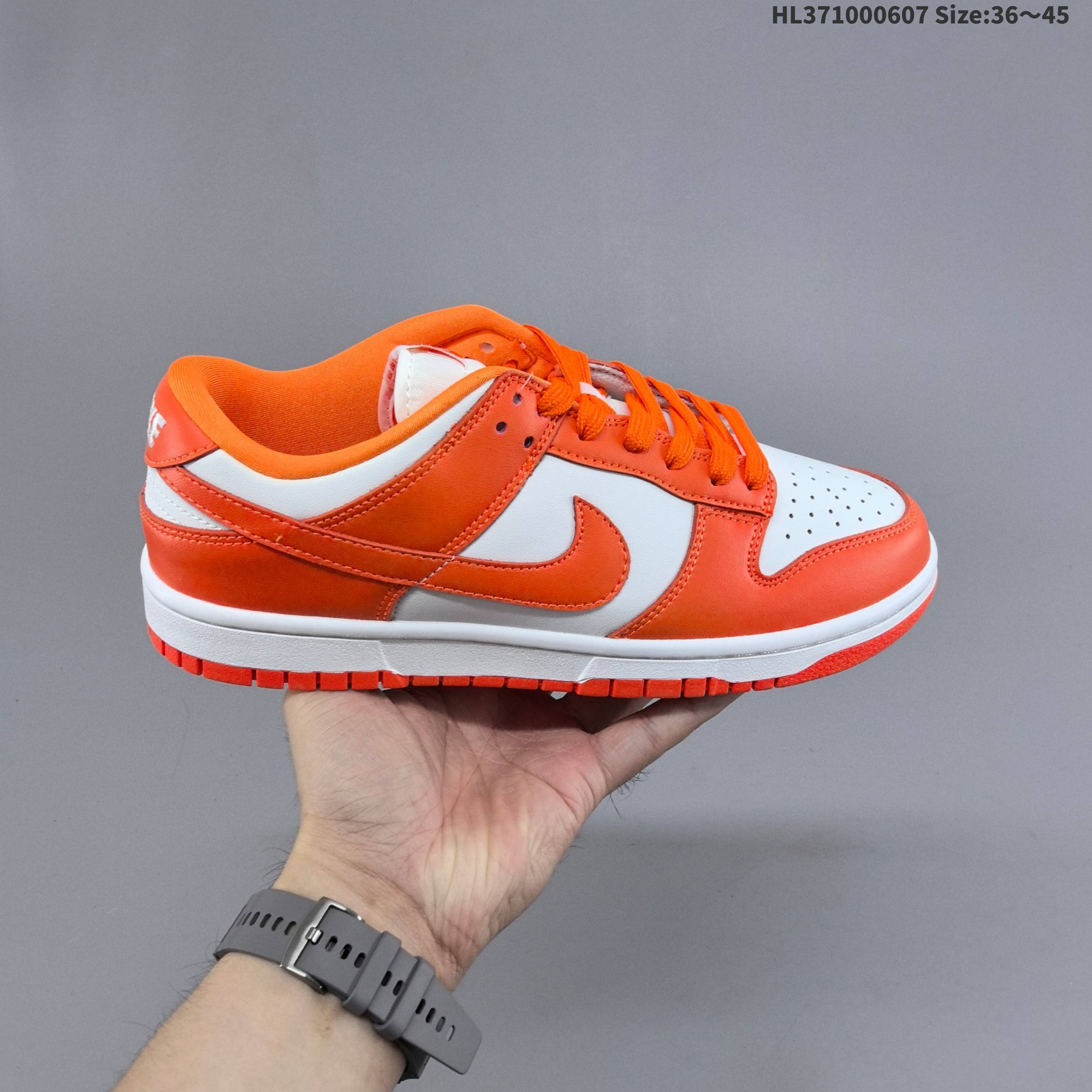 集合一 耐克NB系列 Nike Dunk Low 经典运动鞋复古滑板鞋 尽情迈步,彰显个性风采.采用柔软皮革鞋面,经久耐穿,塑就如元年款 Dunk 般的复古质感. 全掌型橡胶外底,造就非凡抓地力. Dunk 起初专为篮球运动打造,于 80 年代末成为滑板界新宠,现已跃升成为街头时尚标杆.加垫低帮鞋口结合耐穿外底,助你自信舞动. 货号:DD1503-120 编码:HL371000607