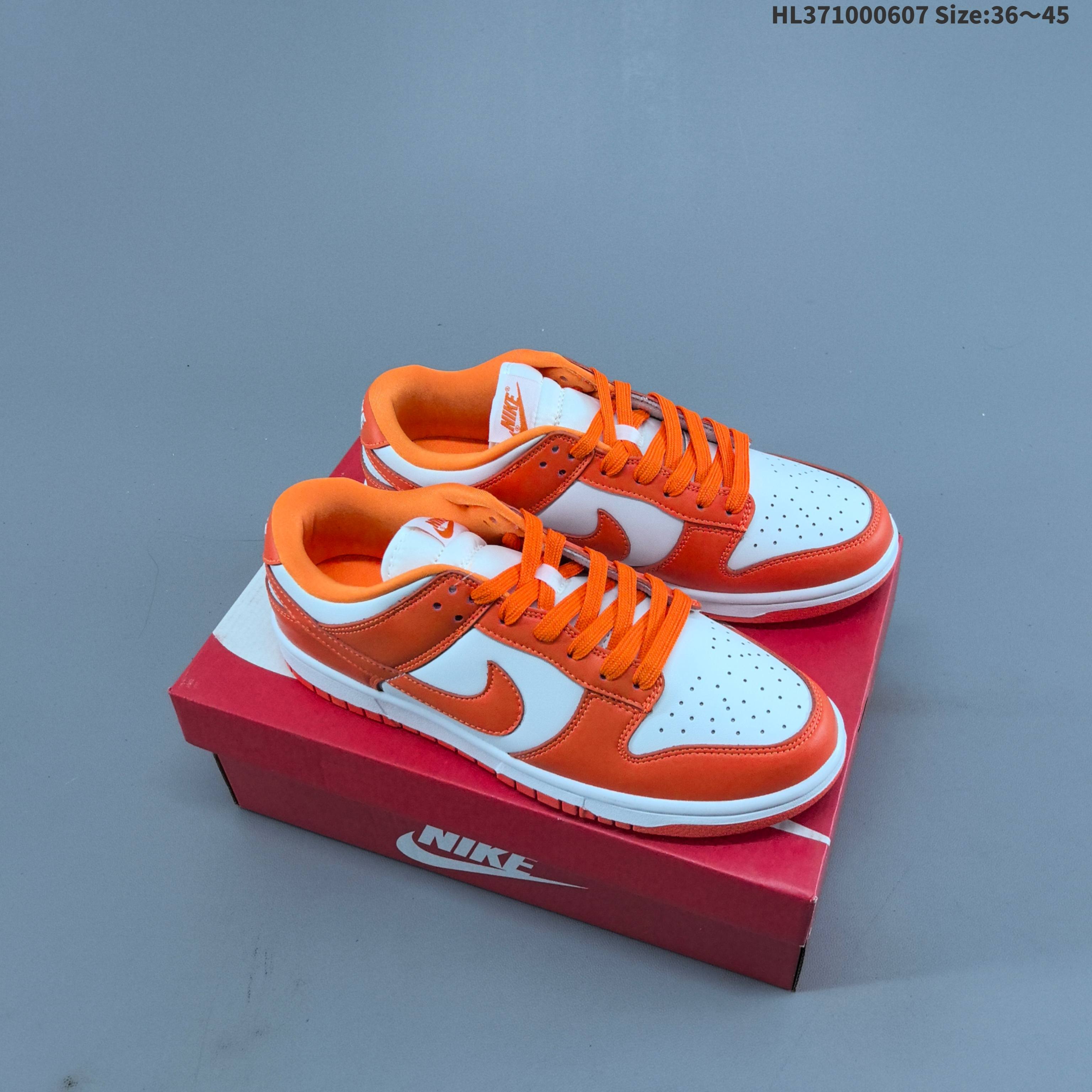 集合一 耐克NB系列 Nike Dunk Low 经典运动鞋复古滑板鞋 尽情迈步,彰显个性风采.采用柔软皮革鞋面,经久耐穿,塑就如元年款 Dunk 般的复古质感. 全掌型橡胶外底,造就非凡抓地力. Dunk 起初专为篮球运动打造,于 80 年代末成为滑板界新宠,现已跃升成为街头时尚标杆.加垫低帮鞋口结合耐穿外底,助你自信舞动. 货号:DD1503-120 编码:HL371000607