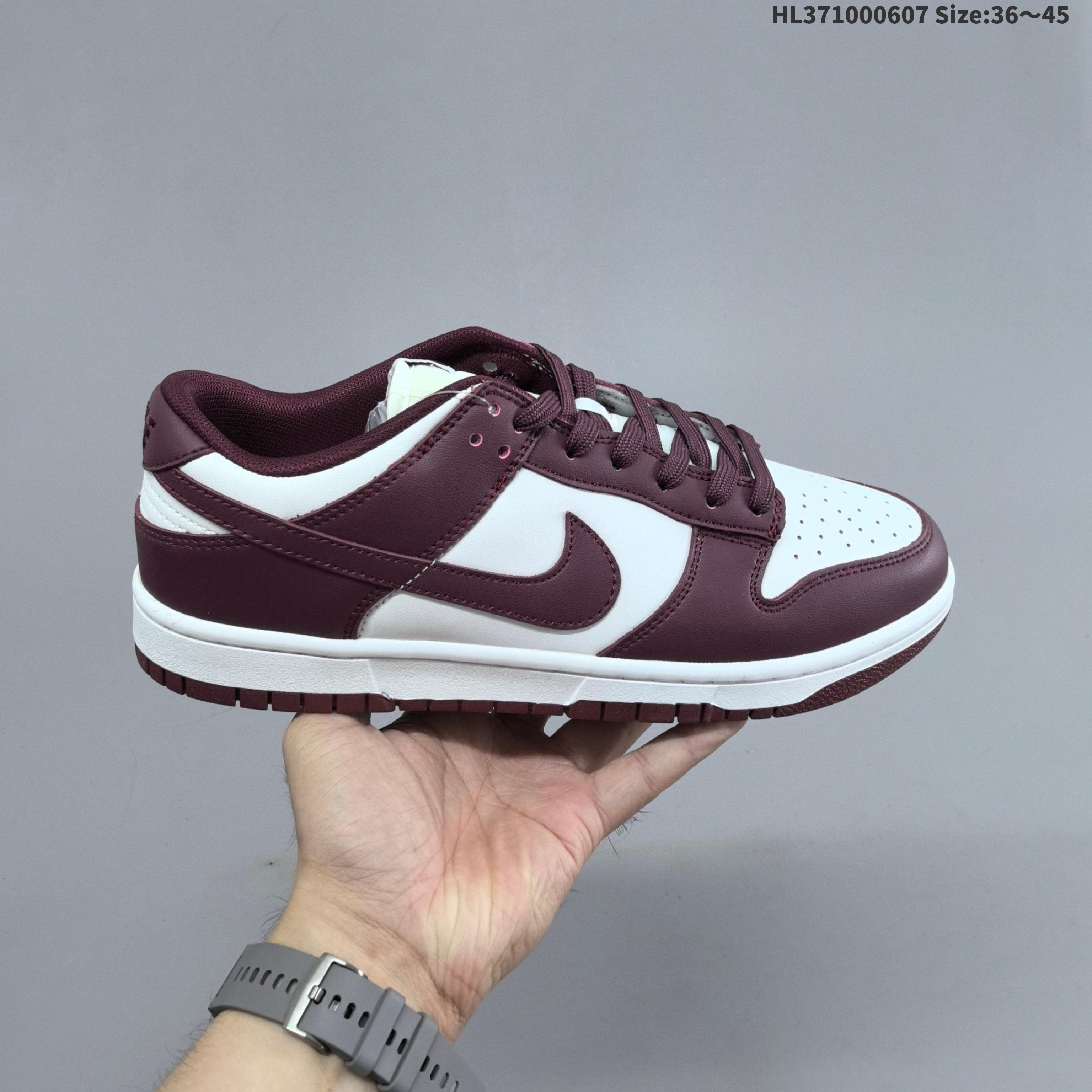 集合二 耐克NB系列 Nike Dunk Low 经典运动鞋复古滑板鞋 尽情迈步,彰显个性风采.采用柔软皮革鞋面,经久耐穿,塑就如元年款 Dunk 般的复古质感. 全掌型橡胶外底,造就非凡抓地力. Dunk 起初专为篮球运动打造,于 80 年代末成为滑板界新宠,现已跃升成为街头时尚标杆.加垫低帮鞋口结合耐穿外底,助你自信舞动. 货号:DD1503-120 编码:HL371000607