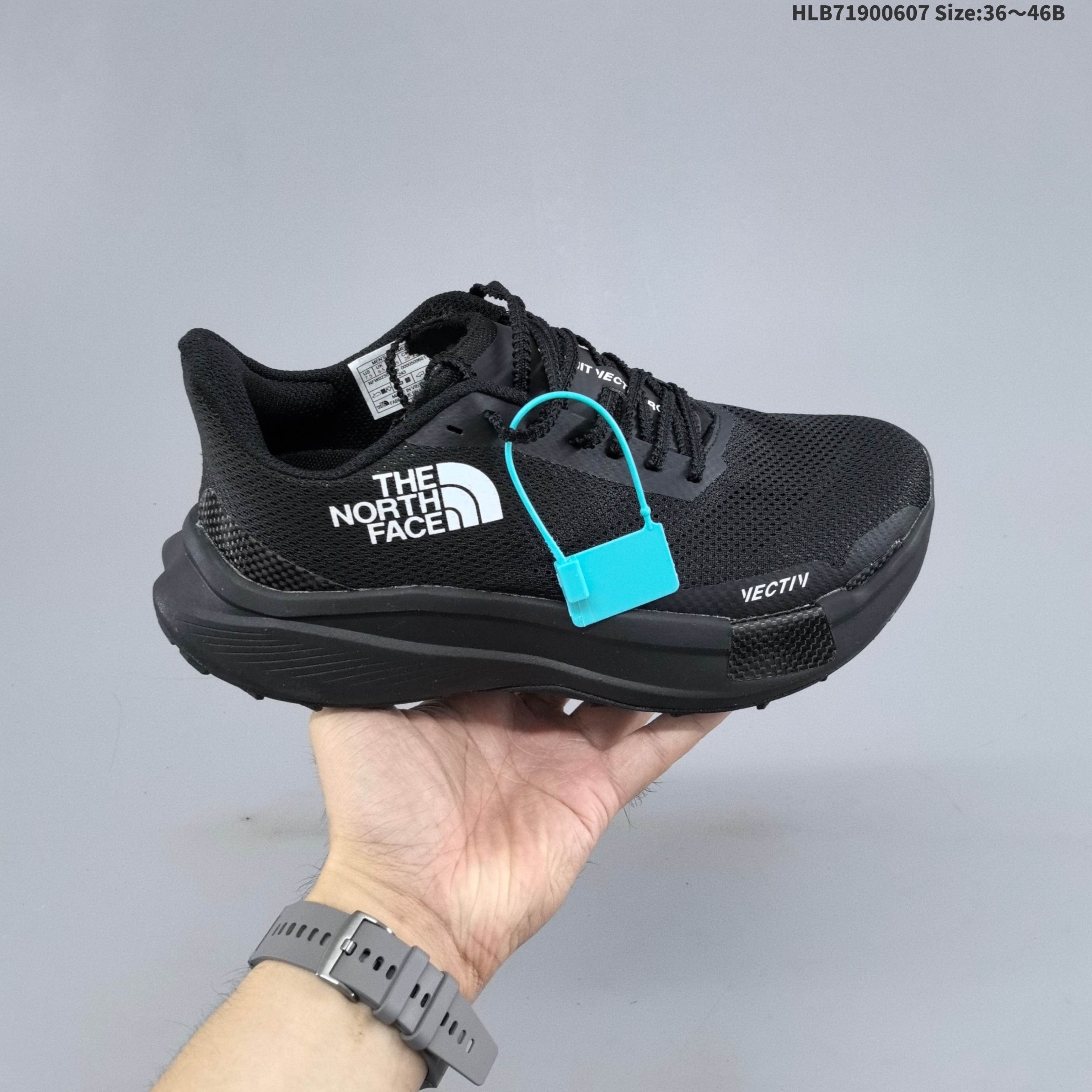 公司级✅秋冬季TheNorthFace北面M TNF X IKB SUMMITVECTIV PRO 2鞋户外运动耐磨轻便透气登山徒步鞋 3D 网布鞋面 透气性与耐久性兼具,穿者轻便舒适不闷脚.功能性 TPU贴片鞋头及鞋身采用无缝 TPU 贴片,具有良好的支撑性和防护性.柔软鞋舌 可有效减少滑落,增强舒适性和贴合性 VECTIVTMM 3D 全掌承托板 创新性 3D VECTIV 全筆承托板锁定足底,保持稳定步伐. 货号:NEW02309-KW D:HLB71900607 B