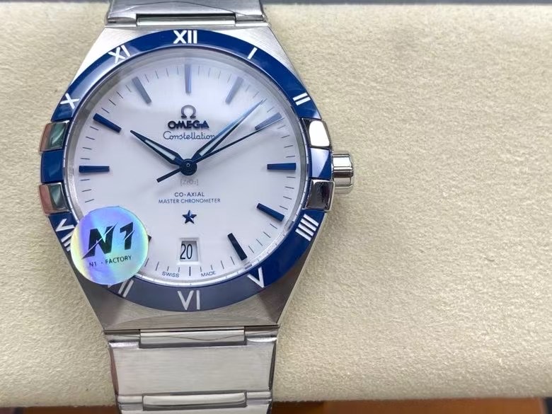 NO:725749,Produced by N1 N1 Factory Omega 41mm Master Chronometer (Fifth Generation Constellation) 131.30.41.21.99.001 Series IY1 Classic Heritage, Rebirth of Excellence N1 Factory adheres to the ultimate pursuit of watchmaking craftsmanship, purchases the original version for in-depth research, integrates modern top craftsmanship and technical materials, carefully carves every detail, and reproduces the classic charm of the Omega Constellation series. Equipped with exclusive genuine /8901  The time zone quick-adjust callback calendar function movement, the original 6-position balance wheel is finely polished, not only has stable and reliable performance, but also demonstrates the exquisiteness of mechanical watchmaking. The case uses the latest CNC technology, with precise size, delicate texture, and the front and rear sapphire mirrors complement each other. No matter which angle you look at, it is a perfect fusion of quality and beauty. The dial hands are made of PVD  and other advanced color technology, the mysterious colorful meteorite plate complements the classic plate, with colorful titanium ring mouth and ceramic ring mouth, fashion and classic coexist, full of charm. The comfortable and quick-adjustable butterfly folding clasp is exactly the same as the original version, with good weight and feel, bringing an unparalleled wearing experience. N1 Factory brings the most complete and highest version of the classic 41mm fifth-generation Constellation, paying tribute to the classics and continuing the legend. For the best luxury gifts, please look for the exclusive quality of N1, omega19860909N1 出品 N1 Factory 欧米茄 41mm 至臻天文台（第五代星座）131.30.41.21.99.001 系列IY1经典传承,卓越新生 N1 Factory 秉持对制表工艺的极致追求,购入原版深入研究,融合现代顶尖工艺与技术材料,精心雕琢每一处细节,重现欧米茄星座系列的经典神韵.搭载独家真正 /8901 对版时区快调回调日历功能机芯,原版 6 位摆轮精细打磨,不仅性能稳定可靠,更彰显机械制表的精妙绝伦. 表壳运用最新 CNC 技术,尺寸精准,纹理细腻,前后蓝宝石镜面交相辉映,无论从哪个角度观赏,皆是品质与美感的完美融合. 表盘指针采用 PVD 等先进色彩工艺,神秘的多彩流星陨石盘与经典盘面交相辉映,搭配多彩钛圈口与陶瓷圈口,时尚与经典并存,魅力十足. 舒适快调功能的蝴蝶折叠表扣,与原版如出一辙,重量与手感皆佳,带来无与伦比的佩戴体验. N1 Factory 带来经典 41mm 第五代星座最全最高版本,致敬经典,续写传奇.送礼最佳奢华推荐请认准N1独家品质,,omega,Watch