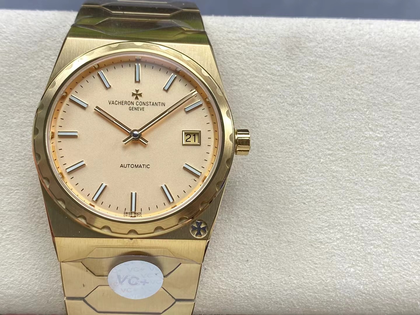 NO:158806,VC  Factory Vacheron Constantin Historical Works Series of iconic luxury sports watches to commemorate the 222nd anniversary of the brand's establishment. The case size is 37MM X8MM barrel-shaped with three-part structure, making the whole not small. The grooved large gear bezel and the Malta cross logo at 5 o'clock show its noble atmosphere. The dial is gold, rose gold, brushed silver and brushed gray with metal brushed strip hour markers and rod-shaped hands with luminous coating, retaining the most classic two-handed movement. The movement is changed to Vacheron Constantin's own/2 movement. The components from plywood to steel wheels are carefully decorated, and the automatic swing is plated with 22k gold and engraved in 222 fonts. The strap uses an integrated hexagonal central link to make the whole watch more angular, while not losing the timeless and elegant beauty., vacheron, gold19860909VC 工厂 江诗丹顿 历史名作 系列标志性豪华运动型腕表以纪念品牌成立222周年. 表壳尺寸37MM X8MM酒桶形采用三部分结构让整体并不显小,凹槽大齿轮表圈搭配5点钟位置的马耳他十字标志尽显其尊贵气息 表盘金色.玫瑰金.拉丝银及拉丝灰搭配金属拉丝附有夜光涂层的条形时标及棒状指针,保留最经典的二针 机芯改江诗丹顿自产/2机芯.从夹板到钢轮等部件均精工装饰,自动摆坨更是镀有22k黄金并篆刻222字体 表带采用一体式六边型中央链节让整表更显棱角分明,同时又不失隽永优雅的美感,,vacheron,gold,Watch