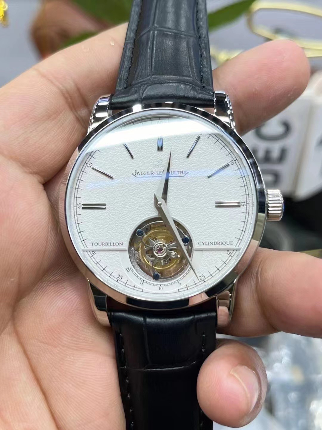 NO:726352,Jaeger-LeCoultre Master Series 5086420: Master UItra TourbiIIon tourbillon has an elegant appearance and the rhythmic beauty of the 982 mechanical movement. The movement operates at a vibration frequency of 21,600 times each. The diameter of the watch is 43 mm and the thickness is 12.8 mm. The precision of the movement and the essence of technical research make this watch a coveted wrist treasure.,,jaeger-leCoultre19860909Jaeger-LeCoultre积家大师系列5086420:Master UItra TourbiIIon 陀飞轮具有优雅的外观、982机械机芯的律动之美,机芯以每一个21600次的振频运转,表径为43毫米、厚度12.8毫米,机芯走时精准和技术研究精髓,令此款腕表成为让人梦寐以求的腕上珍品.,,jaeger-lecoultre,Watch