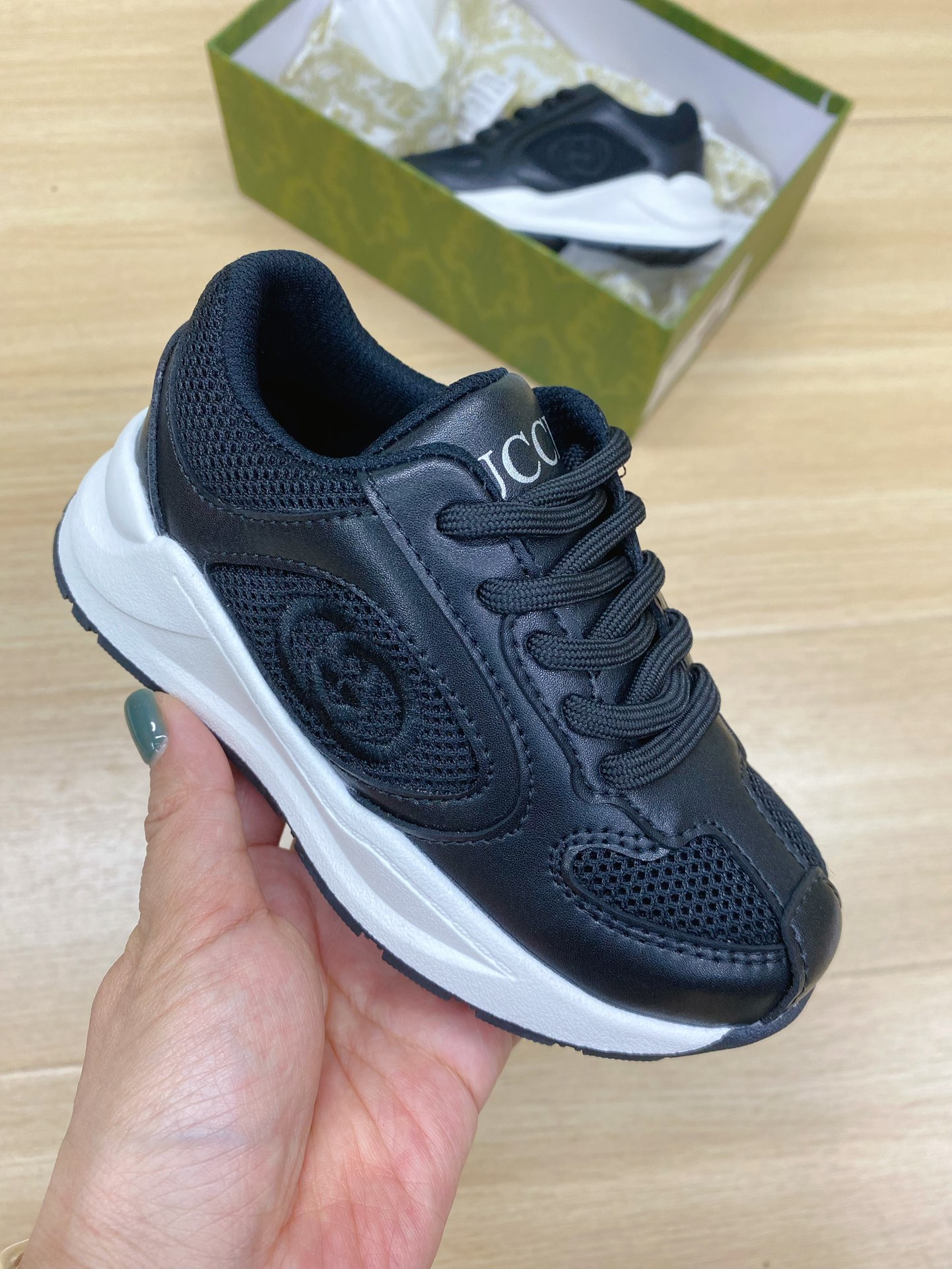 NO:211246,Spot running model Gucci Run children's sneakers, Gucci parent-child series The design of this item draws inspiration from the sports world. Silk thick leather Interlocking double G embroidery Children's version is more refined. Number of sizes 26 27 28 29 30 31 32 33 34 35, Gucci series, gucci, gucci, sneakers,19860909现货跑量款 Gucci Run儿童系列运动鞋, 古奇亲子系列  这一单品的设计从运动世界中汲取灵感 丝稠皮 互扣式双G 刺绣 儿童版更加精细 码数 26 27 28 29 30 31 32 33 34 35,古驰系列,gucci,gucci,sneakers,,Children's