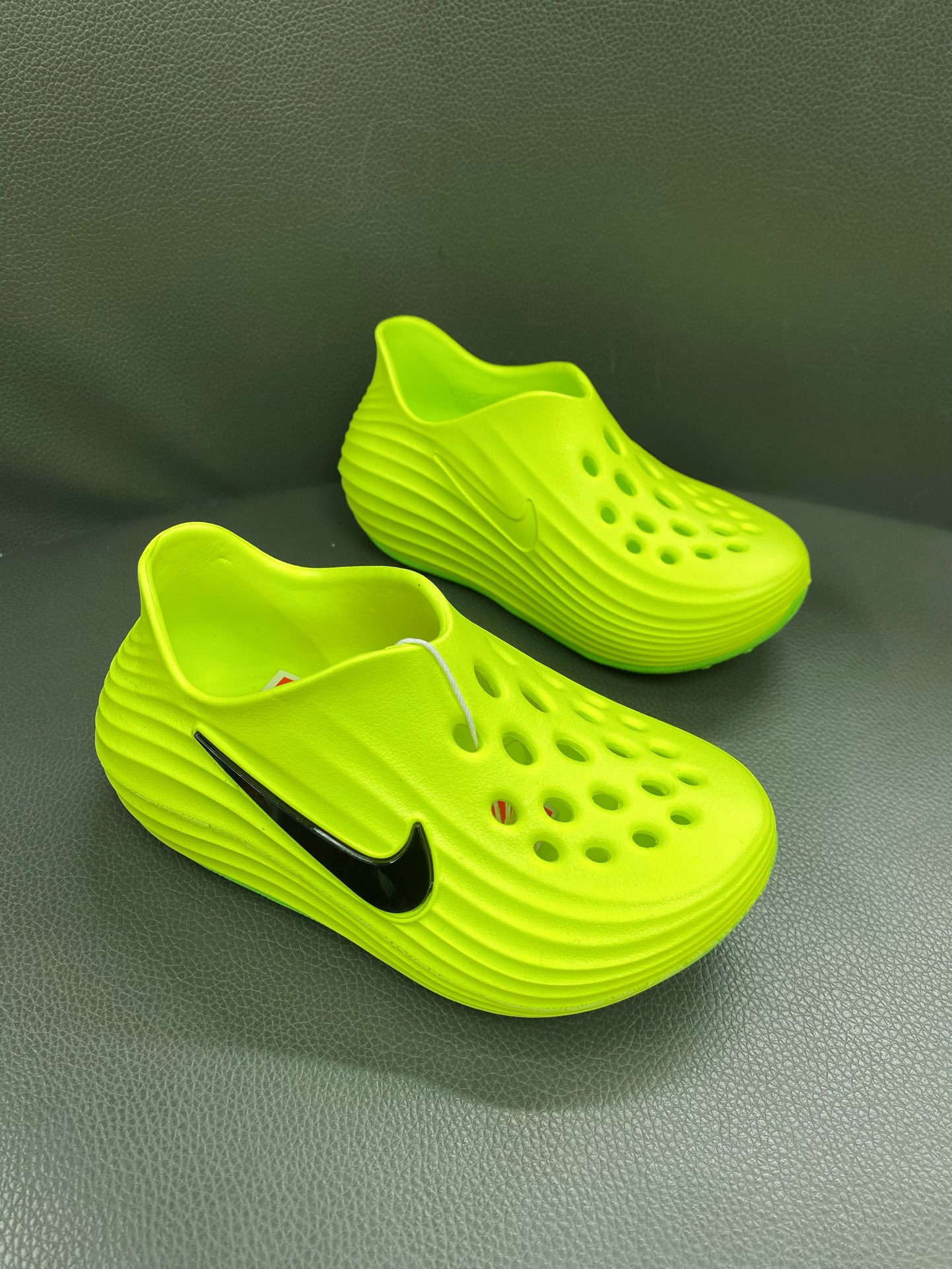 NO:337356,Spot nike foot-packing breathable sandals Size 24--35, slippers, sandals, sandals, slippers,19860909现货 nike 包脚洞洞透气凉鞋 码数 24--35,拖鞋，凉鞋,sandals,slippers,,Children's