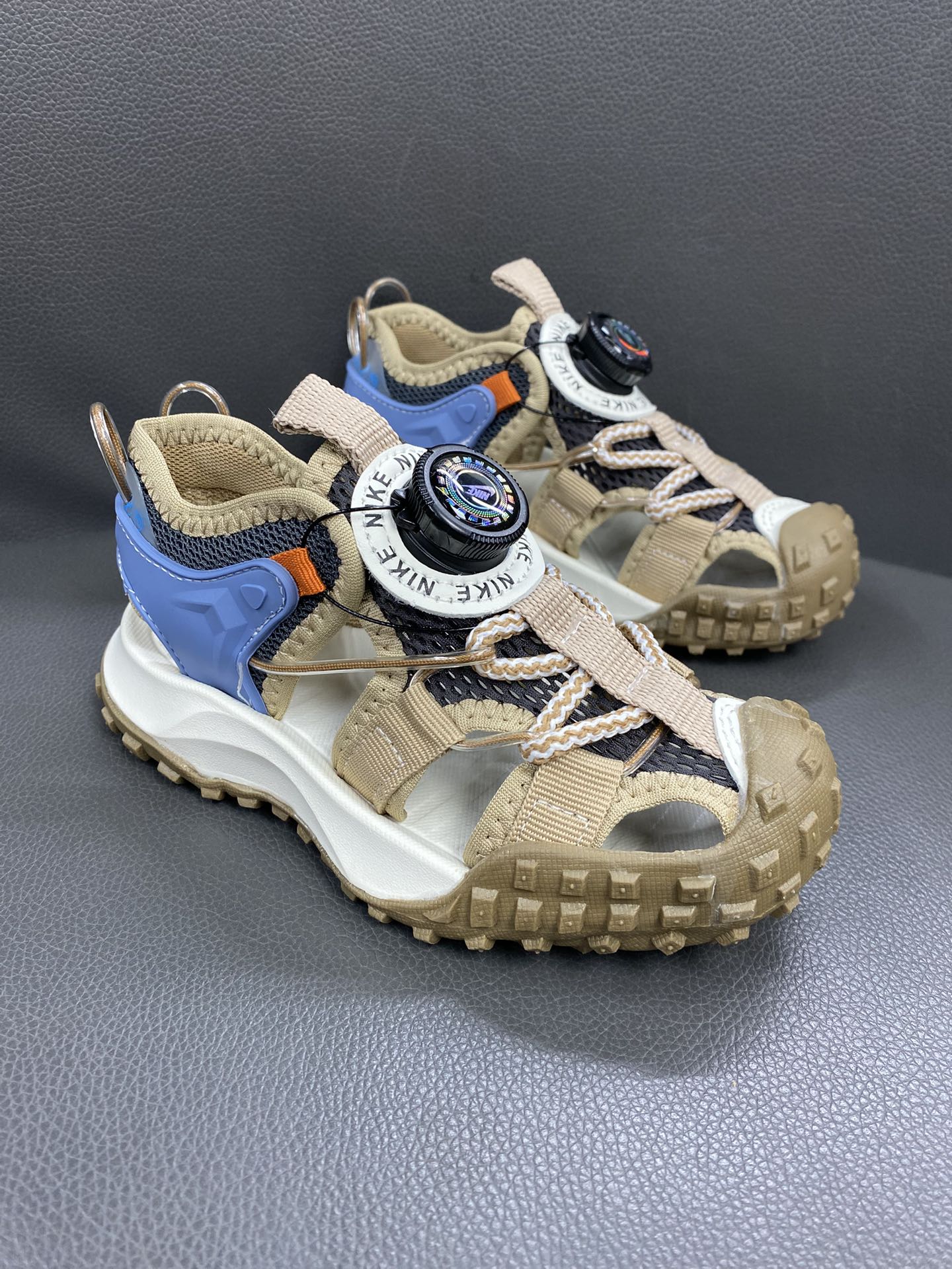 NO:338161,Spot NK tire lock hollow children's sandals SIZE27-37 Popular tire sandals exquisite lock design, super easy to put on and take off Hollow mesh splicing, breathable and comfortable Tire sole wear-resistant and non-slip to meet daily needs, slippers, sandals, sandals, slippers,19860909现货 现货 NK轮胎锁扣镂空儿童凉鞋 SIZE27-37码 火爆的轮胎凉鞋 精致锁扣设计,穿脱超级方便 镂空网面拼接,透气又舒适 轮胎底耐磨防滑,满足日常需求,拖鞋，凉鞋,sandals,slippers,,Children's