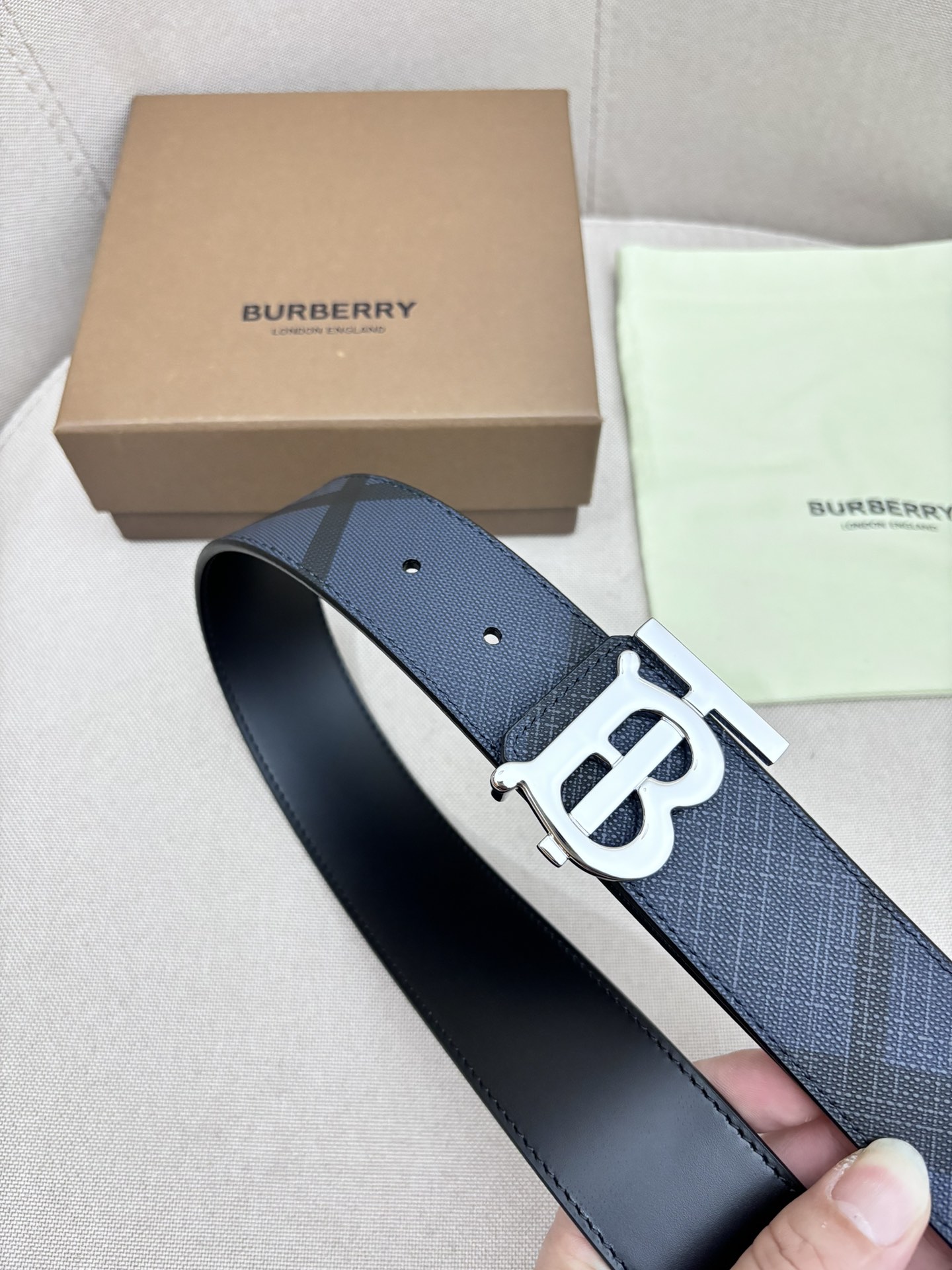 BURBERRY-巴宝莉！男士专柜对版金属扣头层牛皮双面外用腰带商务通勤休闲场合均适合佩戴4.0cm