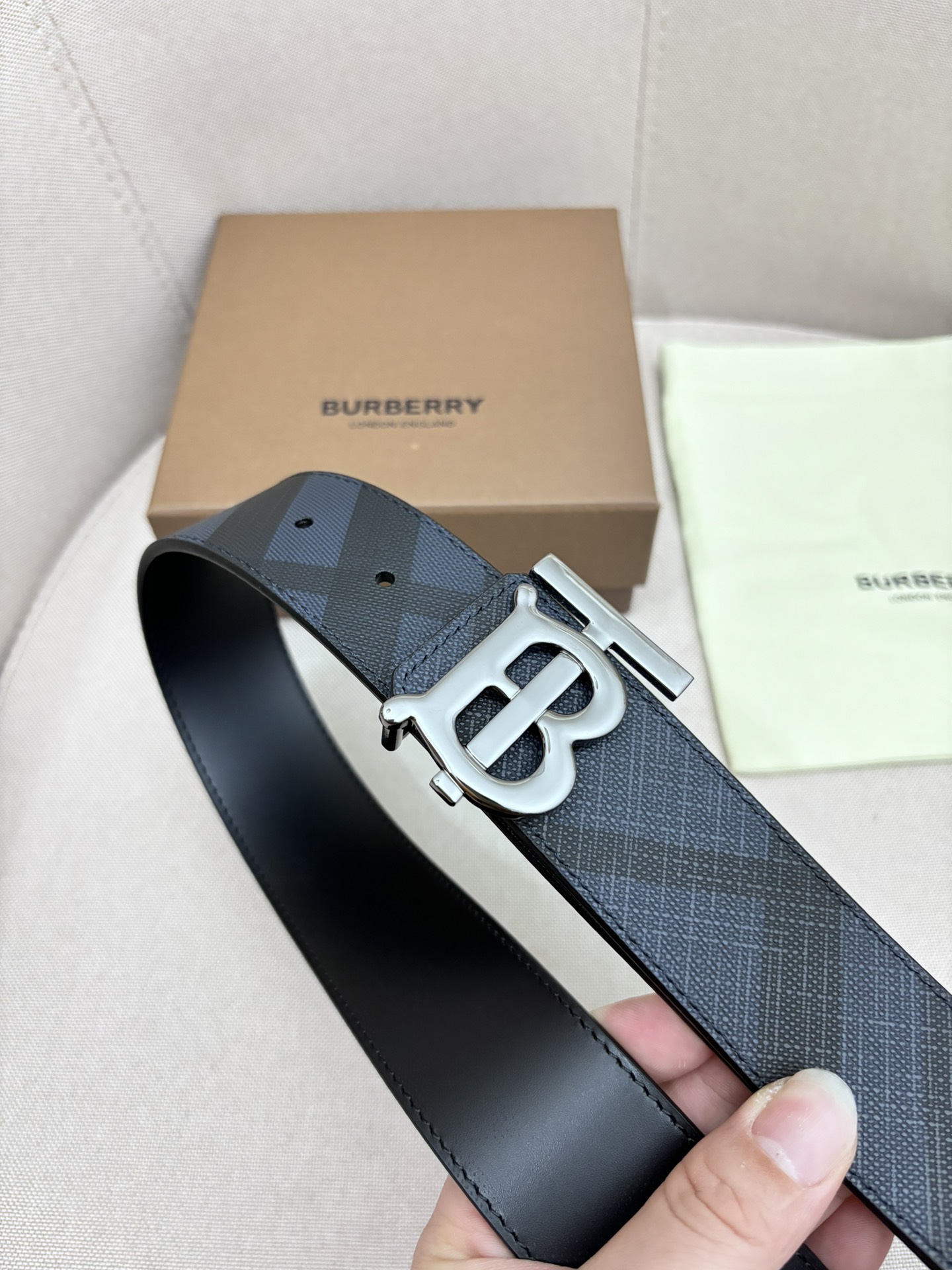 BURBERRY-巴宝莉！男士专柜对版金属扣头层牛皮双面外用腰带商务通勤休闲场合均适合佩戴4.0cm