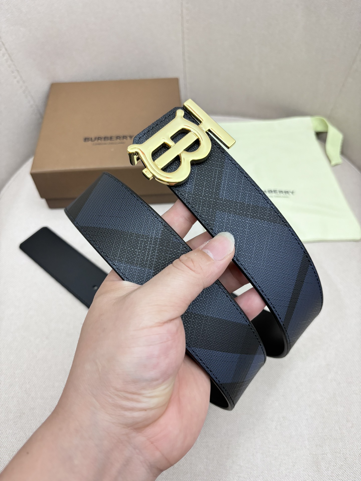  BURBERRY-巴宝莉！男士专柜对版金属扣，头层牛皮双面外用腰带，商务通勤休闲场合均适合佩戴4.0c