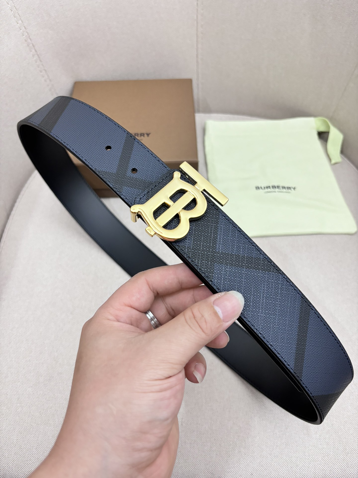  BURBERRY-巴宝莉！男士专柜对版金属扣，头层牛皮双面外用腰带，商务通勤休闲场合均适合佩戴4.0c