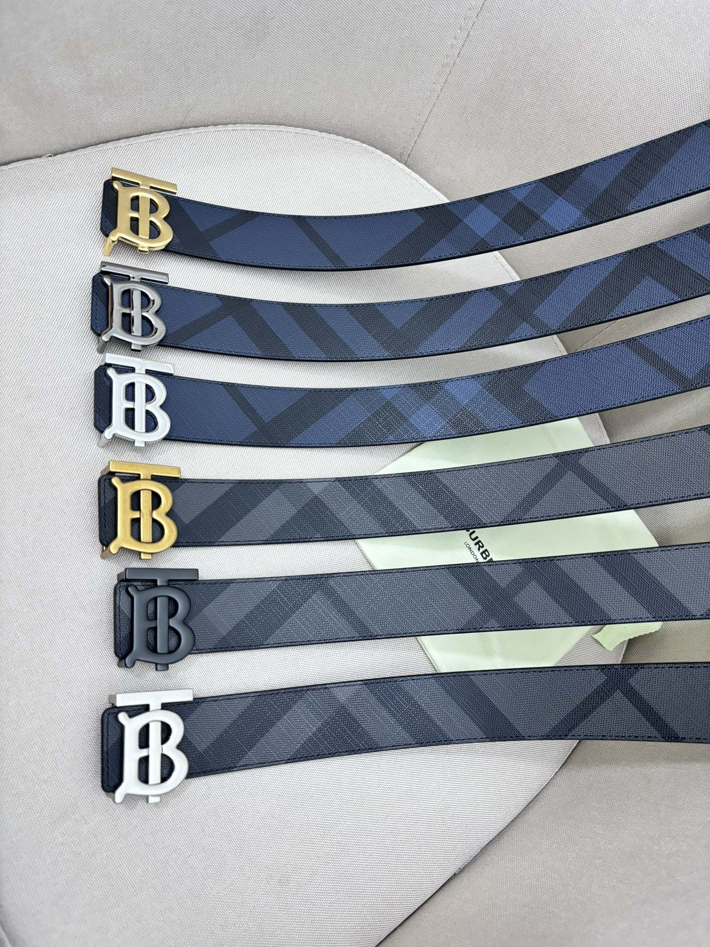  BURBERRY-巴宝莉！男士专柜对版金属扣，头层牛皮双面外用腰带，商务通勤休闲场合均适合佩戴4.0c
