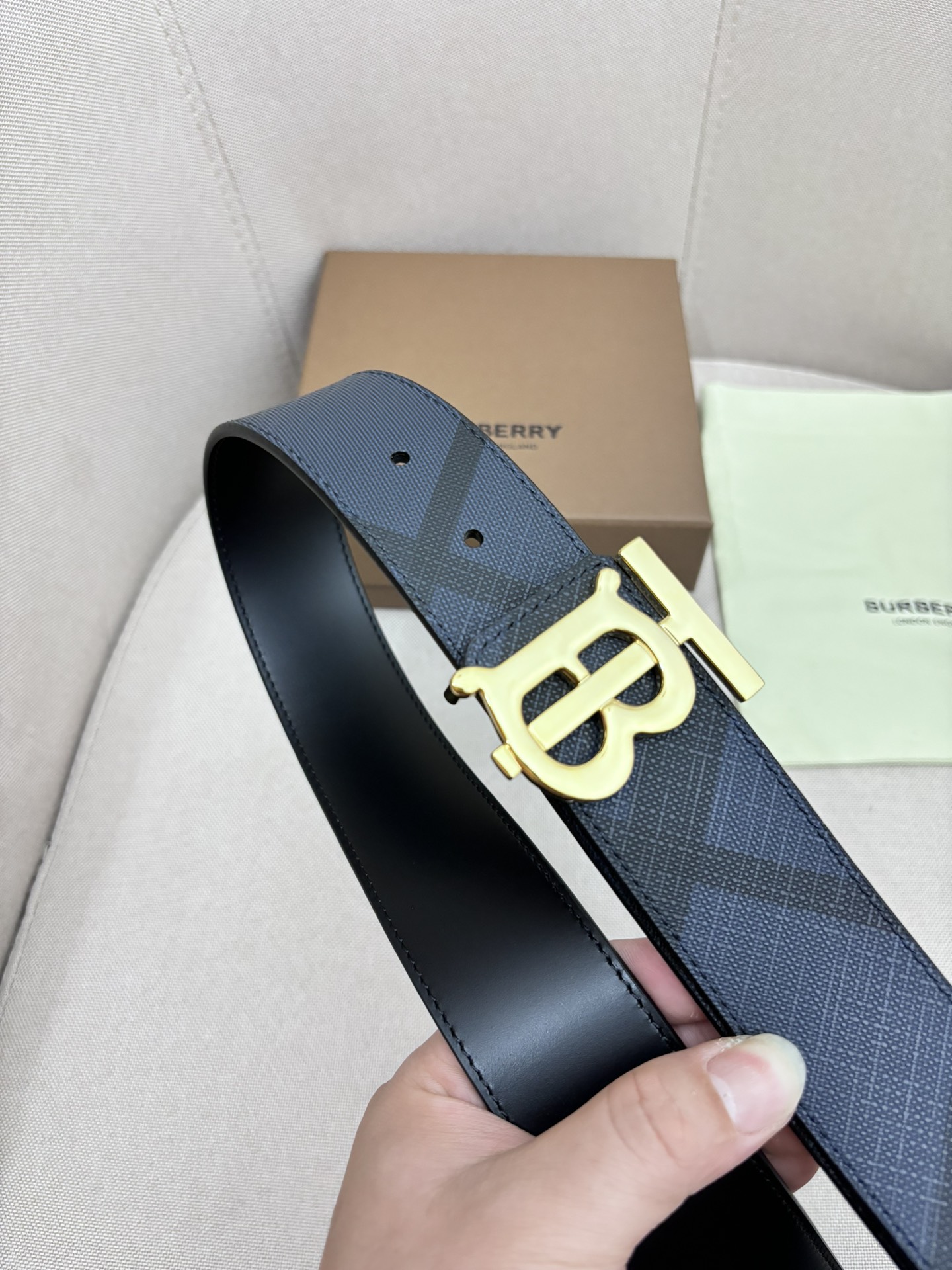  BURBERRY-巴宝莉！男士专柜对版金属扣，头层牛皮双面外用腰带，商务通勤休闲场合均适合佩戴4.0c