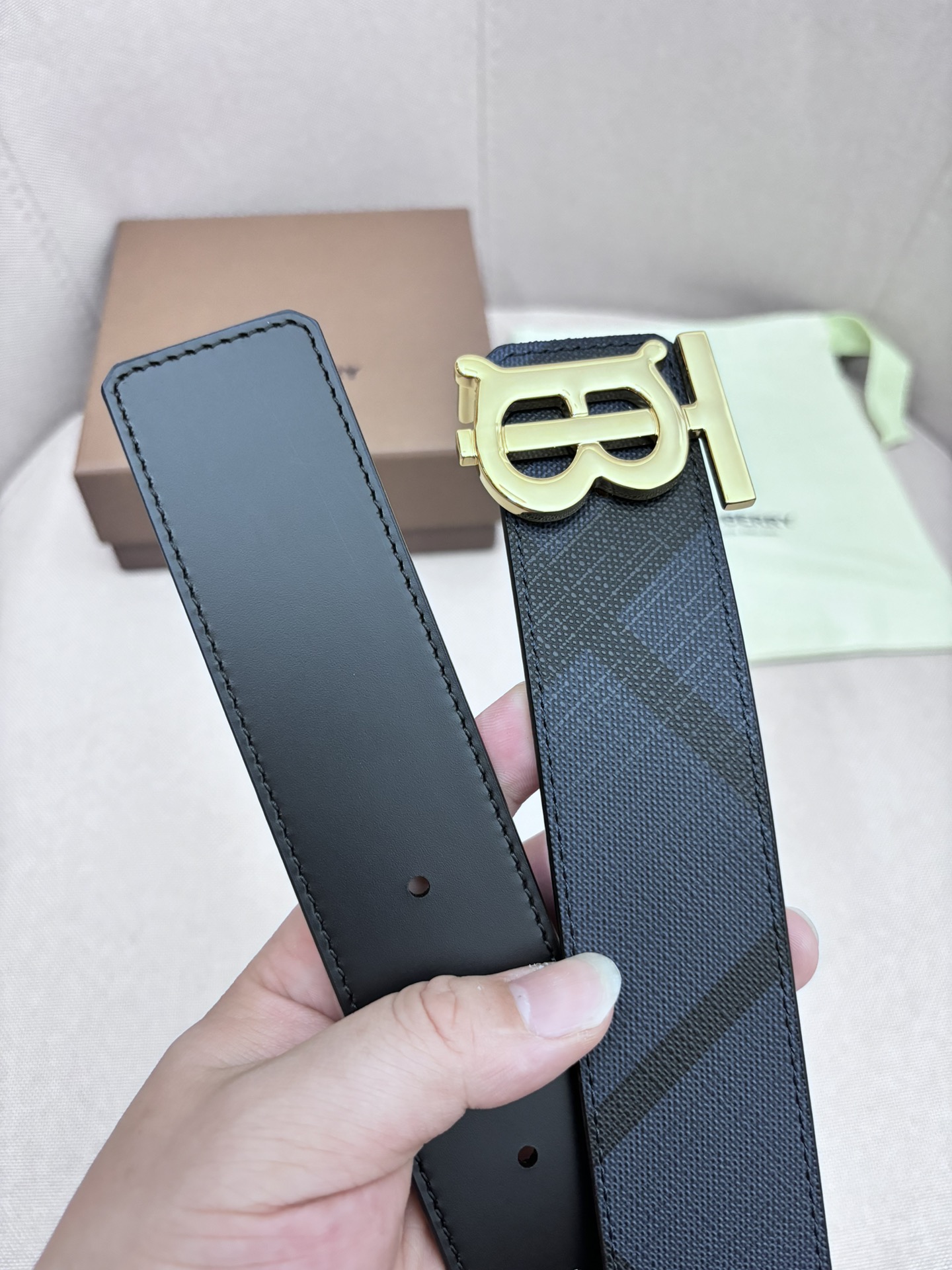  BURBERRY-巴宝莉！男士专柜对版金属扣，头层牛皮双面外用腰带，商务通勤休闲场合均适合佩戴4.0c