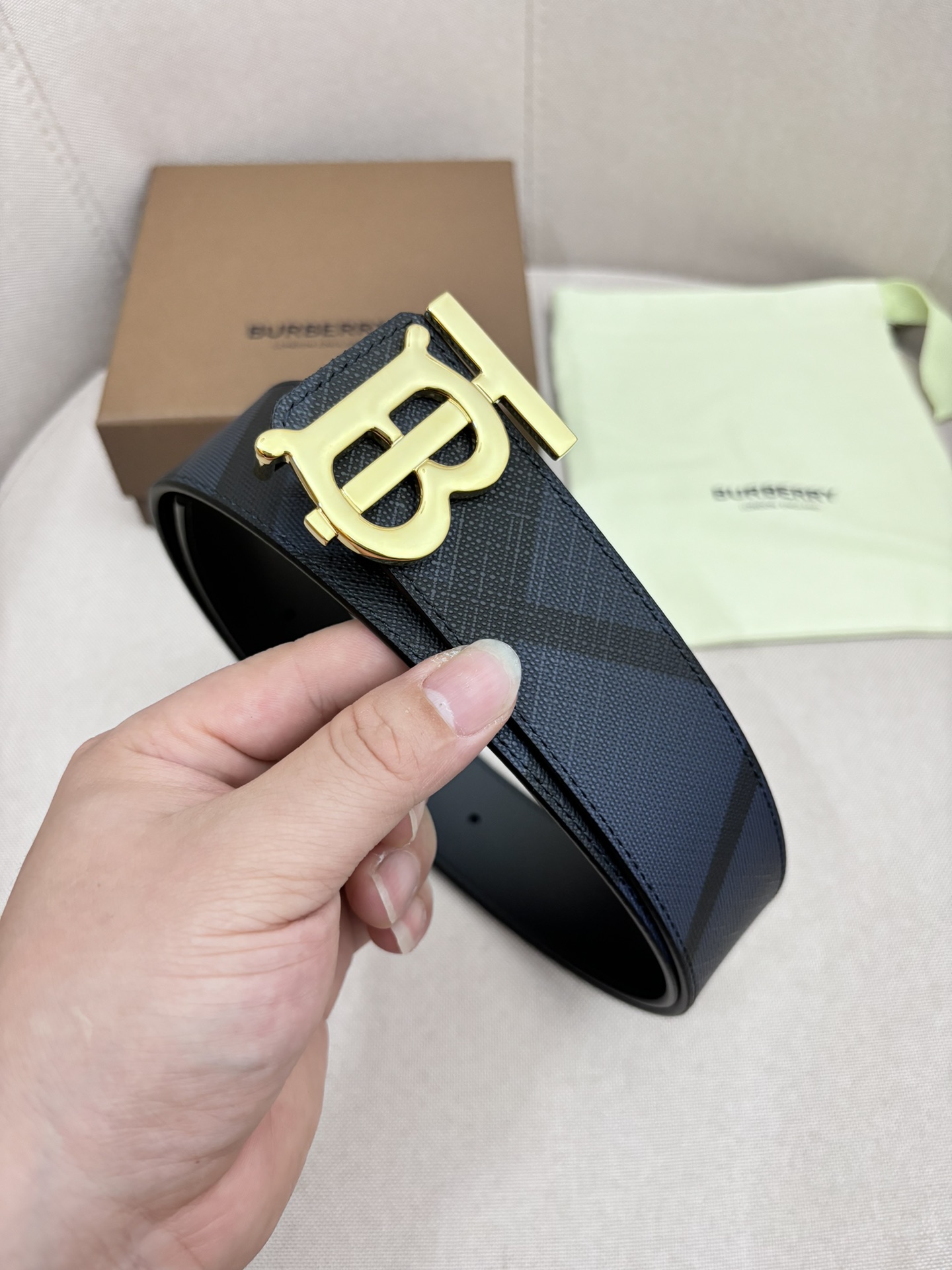  BURBERRY-巴宝莉！男士专柜对版金属扣，头层牛皮双面外用腰带，商务通勤休闲场合均适合佩戴4.0c