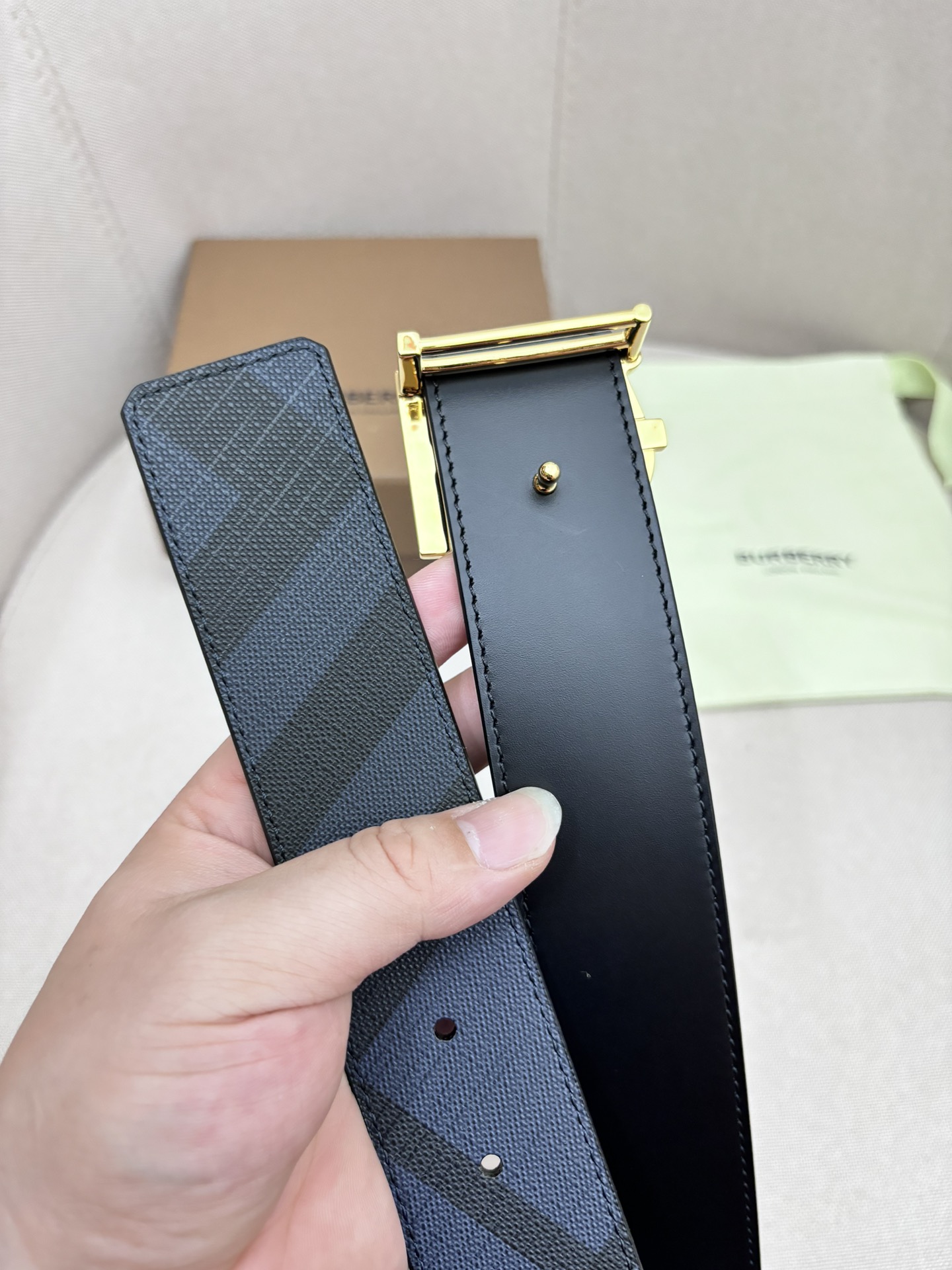  BURBERRY-巴宝莉！男士专柜对版金属扣，头层牛皮双面外用腰带，商务通勤休闲场合均适合佩戴4.0c