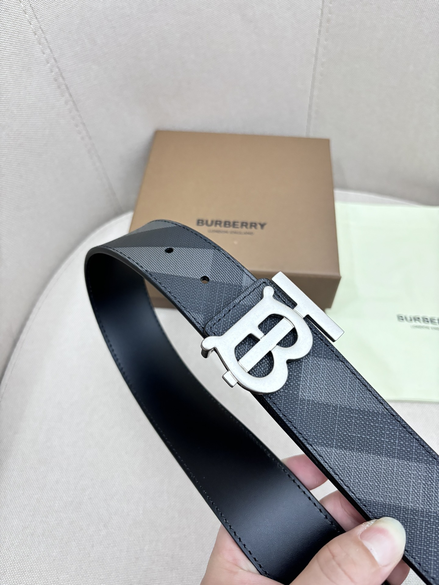 BURBERRY-巴宝莉！男士专柜对版金属扣头层牛皮双面外用腰带商务通勤休闲场合均适合佩戴4.0cm