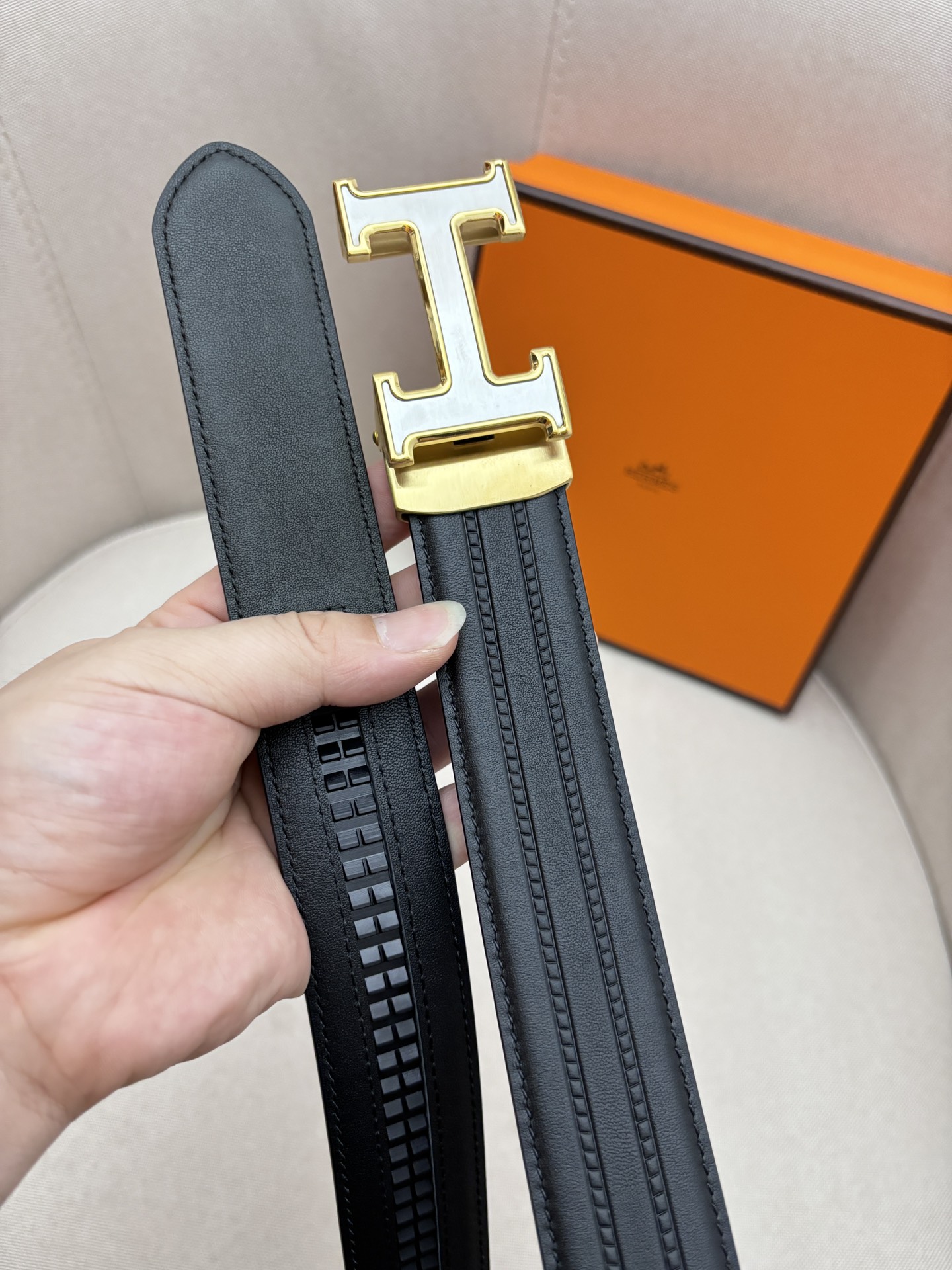  爱马仕3.5cm自动带 进口牛皮面料 展现时下流行的工艺-动感设计精神。