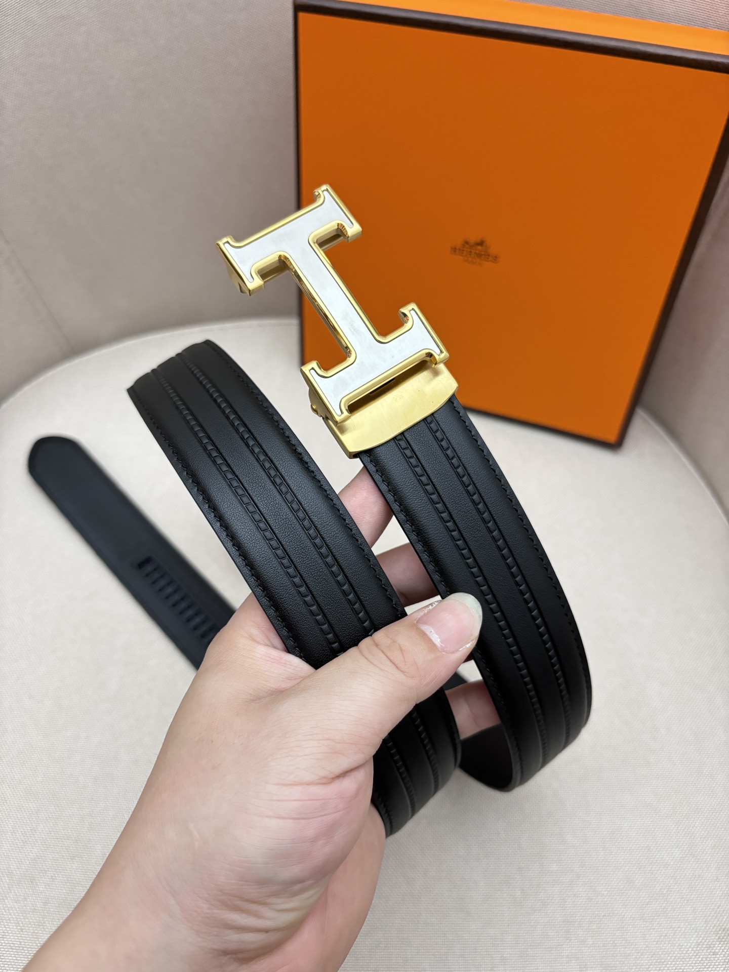 爱马仕3.5cm自动带 进口牛皮面料 展现时下流行的工艺-动感设计精神。