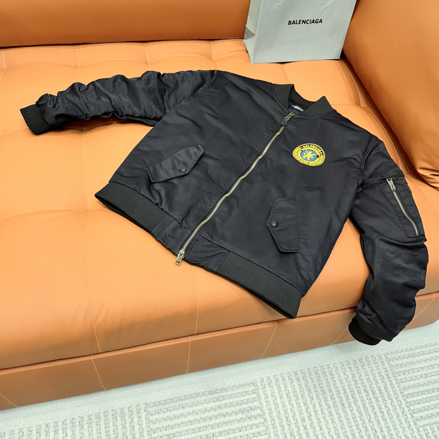 P210 Balenciaga➡️巴黎世家 棒球服外套夹克 订购原版开模 历时一个月终于出货了，简直太爱了 上身真的超级帅。抖音某博主讲今年LV新出的会成为未来的趋势，随意翻翻街拍 就能发现明星们都把它当作收藏级的外套，男女轻奢主义通勤必…