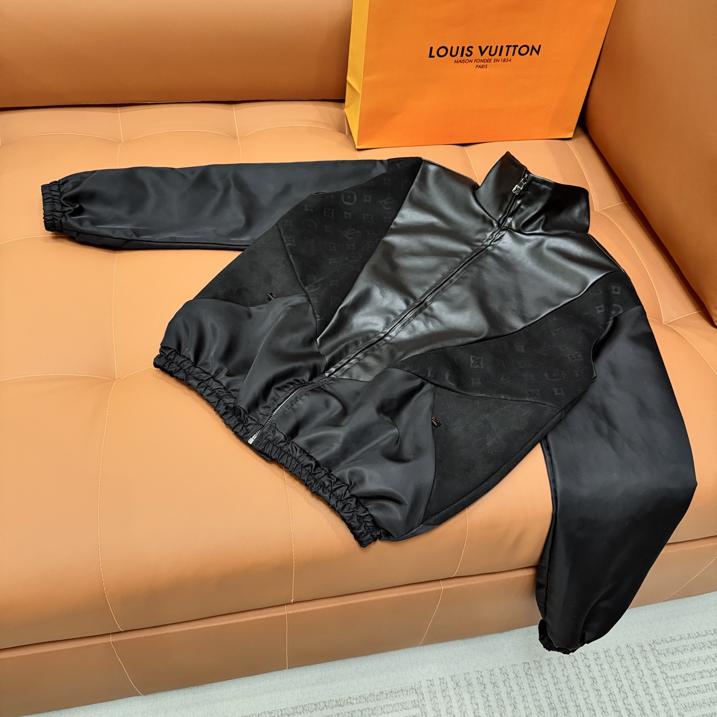 P195 Louis Vuitton➡️Chaqueta de béisbol de doble cara Louis Vuitton. Pedí el modelo original y finalmente tardó un mes …